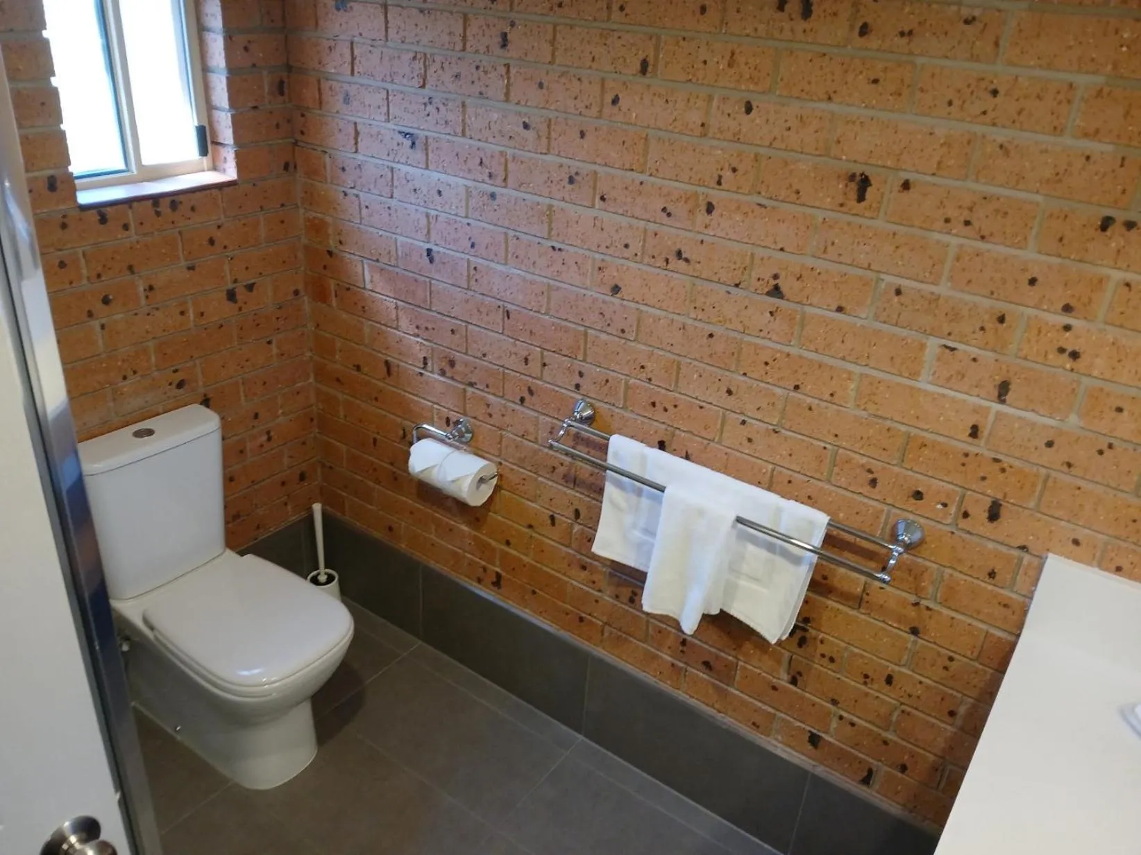 Toilet in Cardiff Motor Inn