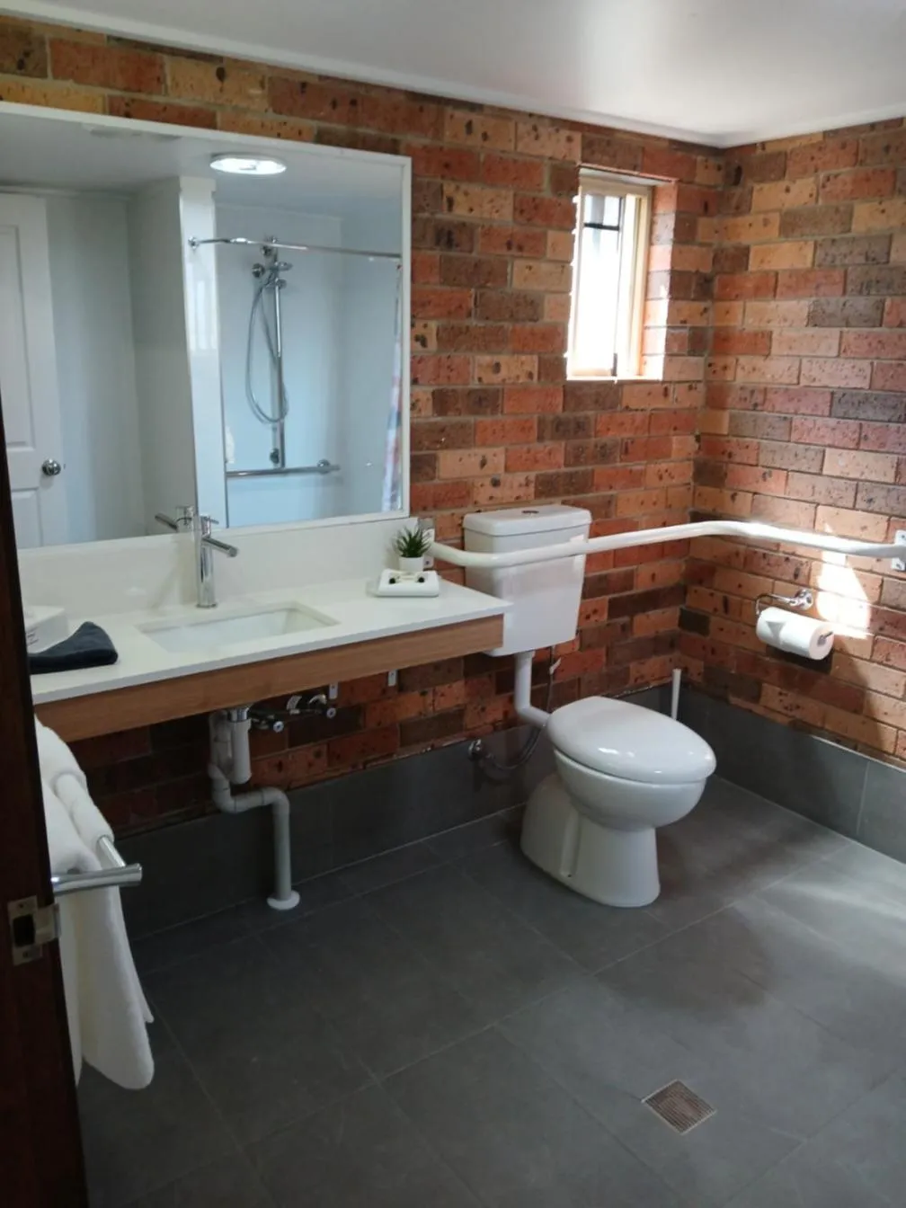 Toilet in Cardiff Motor Inn