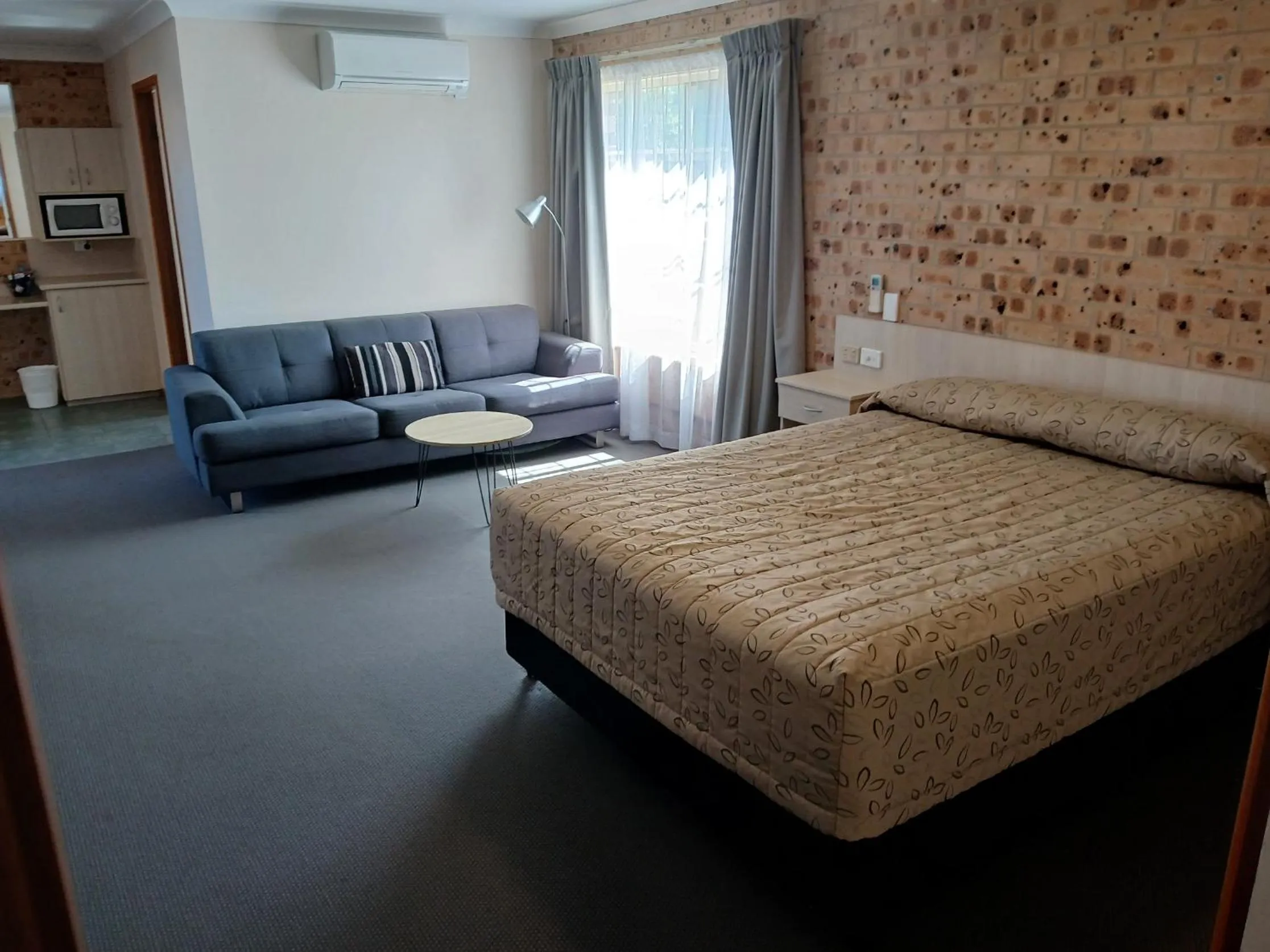 Bed in Cardiff Motor Inn