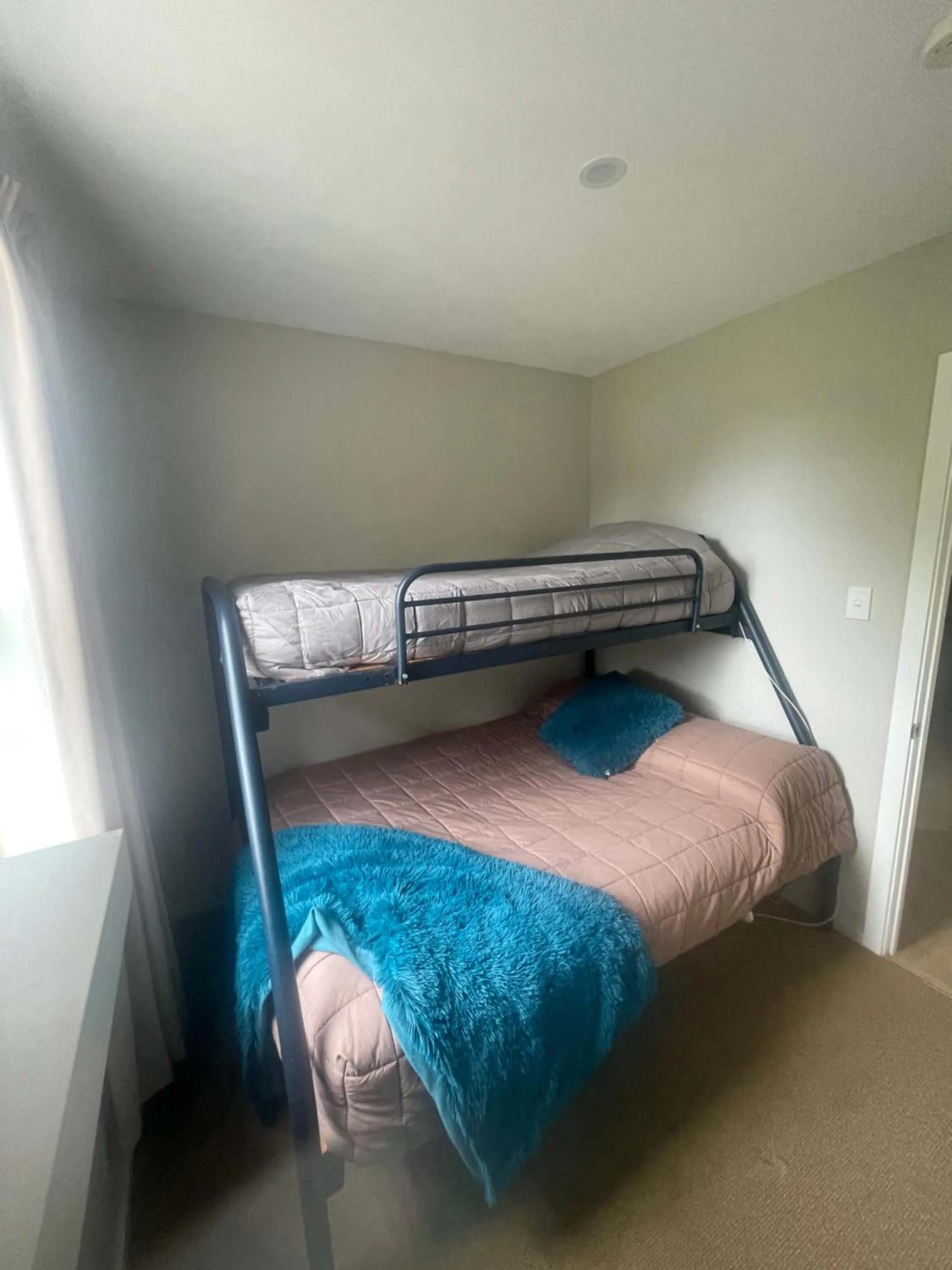 Bed in Springfield Motel and Lodge