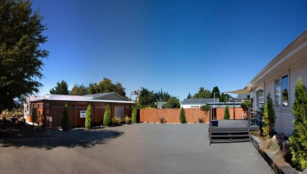 Facade/entrance in Springfield Motel and Lodge