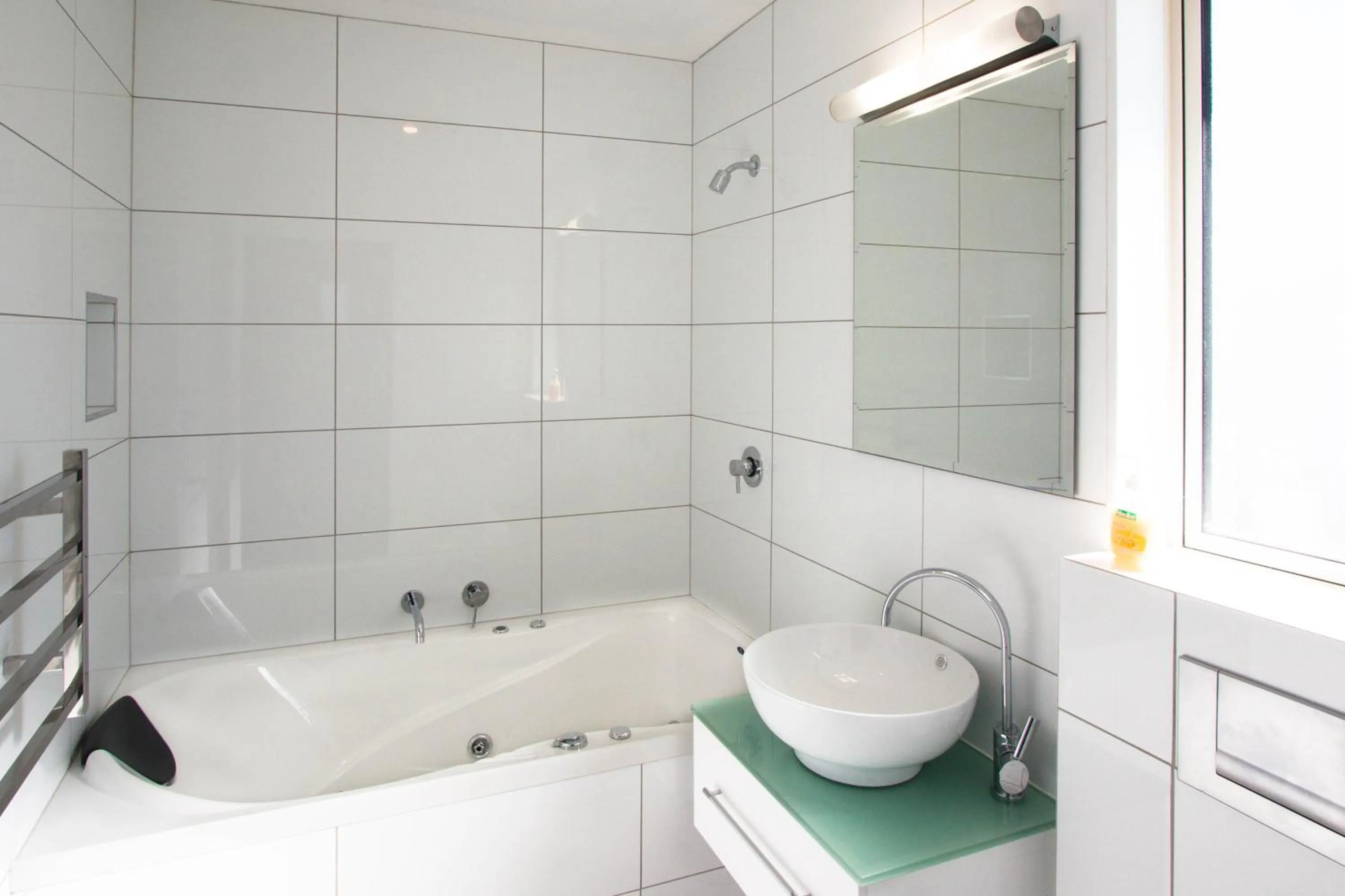 Bathroom in Springfield Motel and Lodge