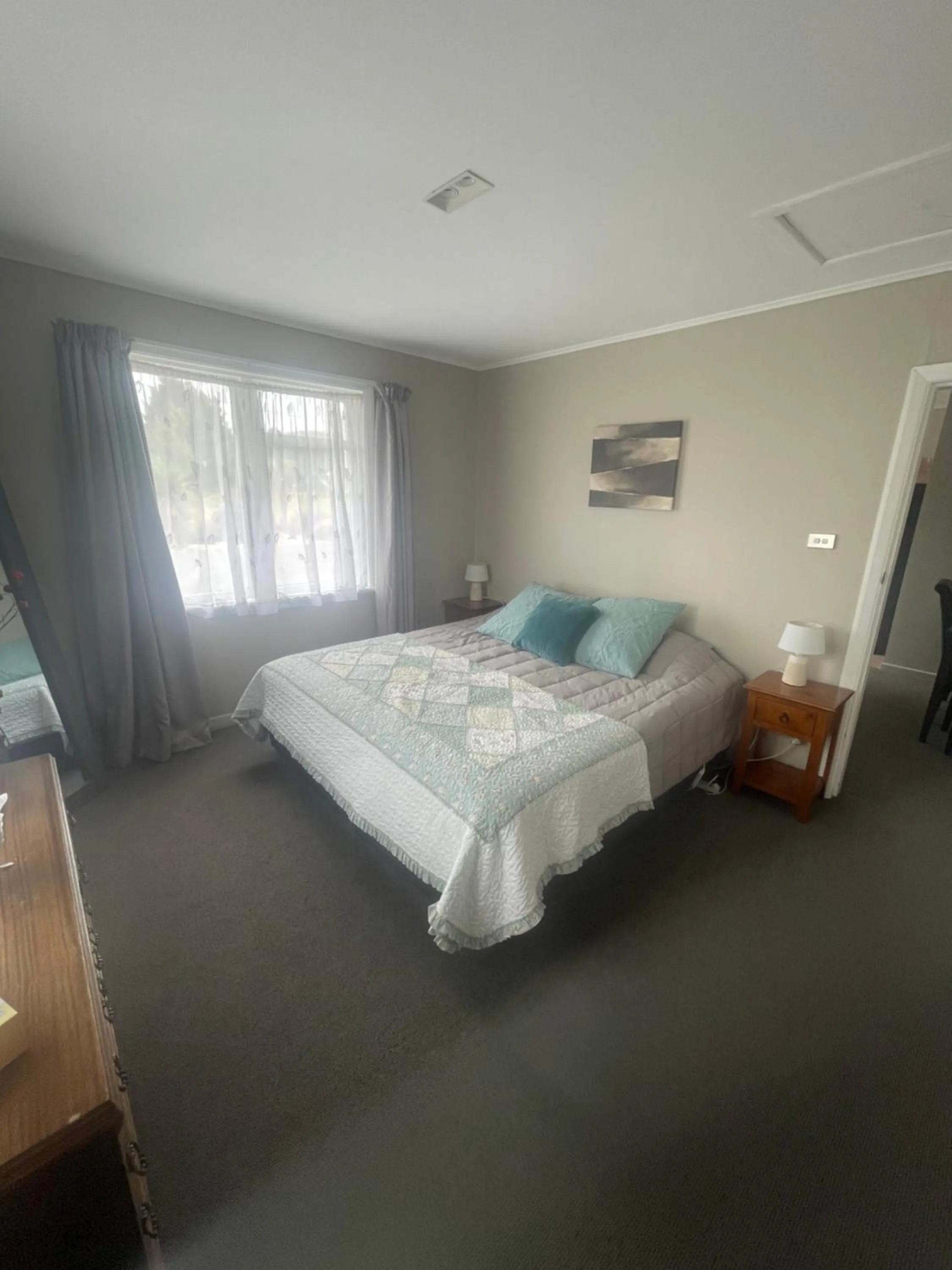 Bed in Springfield Motel and Lodge