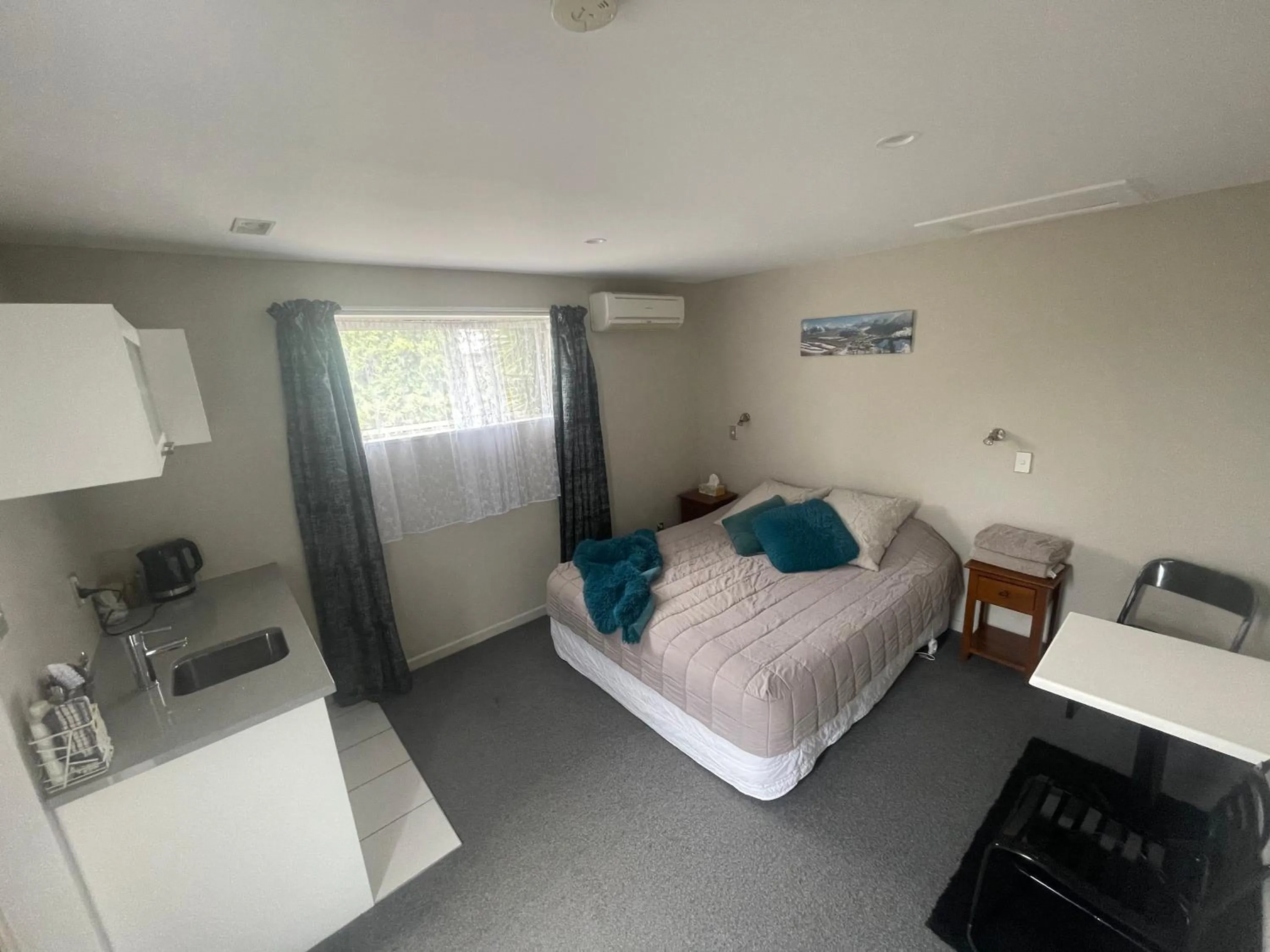 Bed in Springfield Motel and Lodge