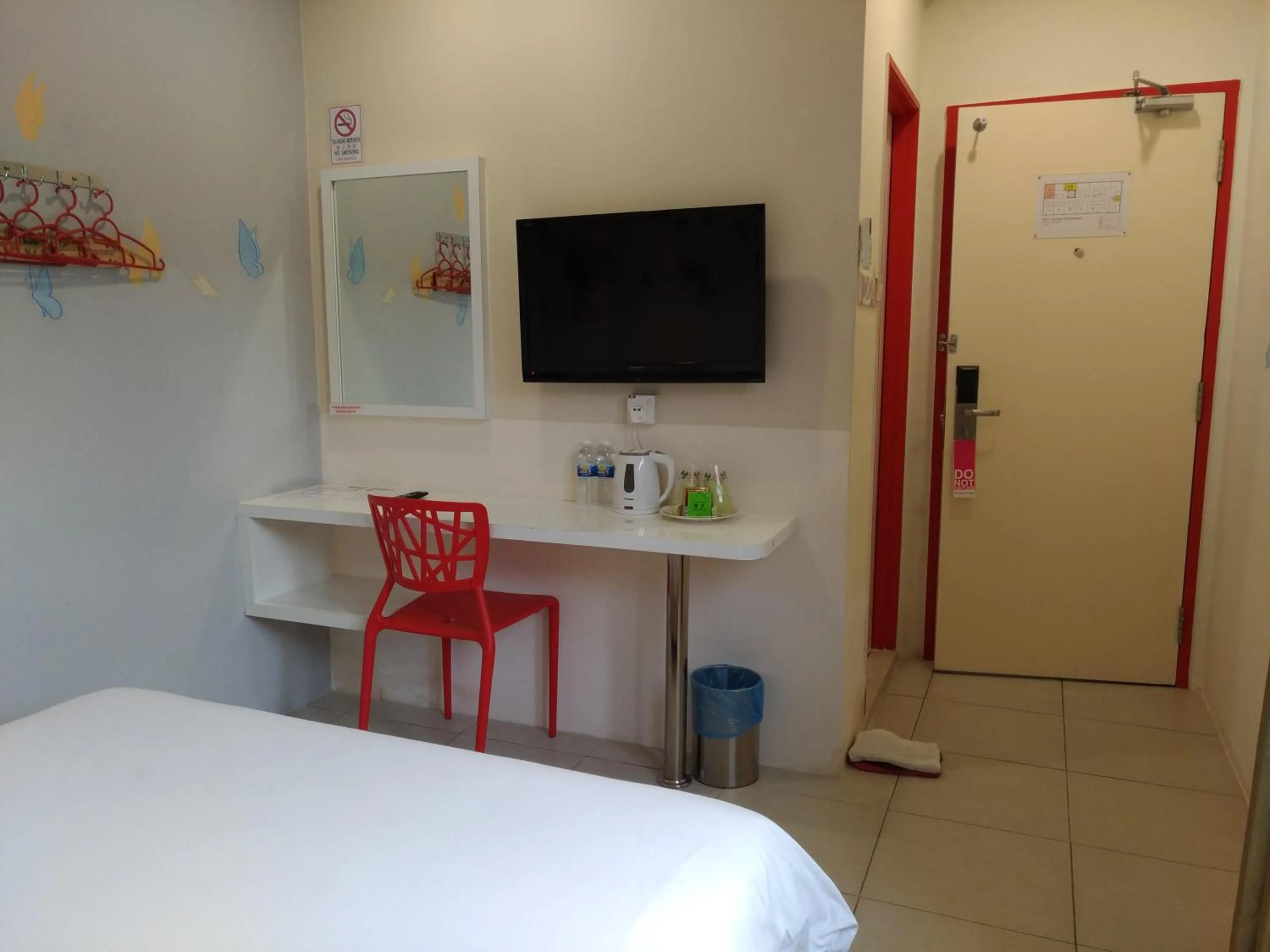 TV and multimedia, Bed in Hotel Strawberry Fields