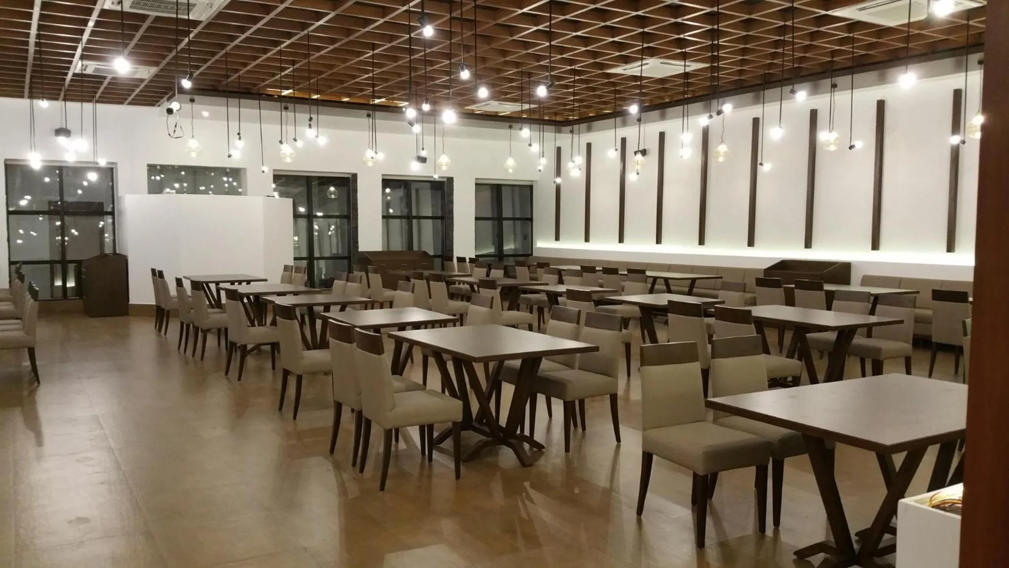 Restaurant/places to eat in Hotel Aram