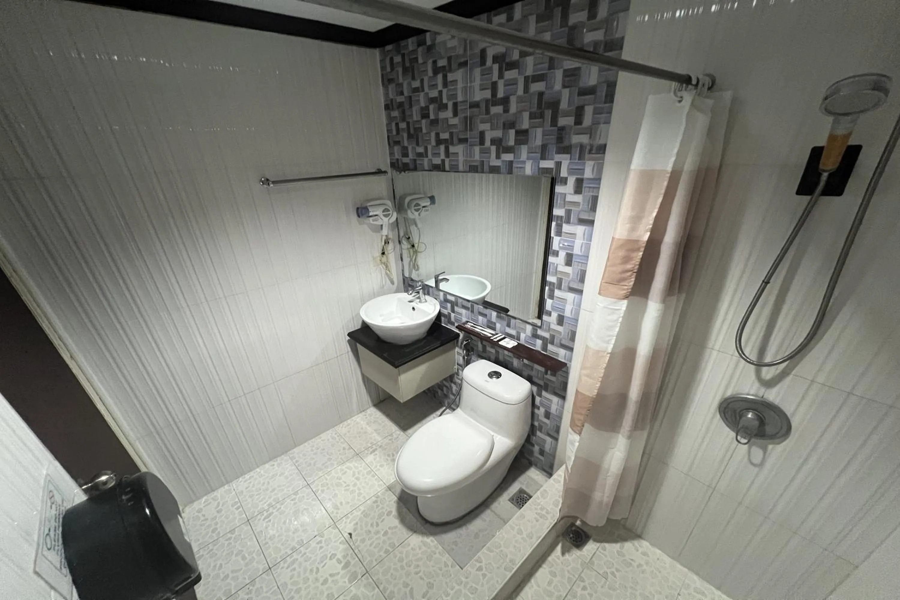 Shower in Angeles Palace Hotel