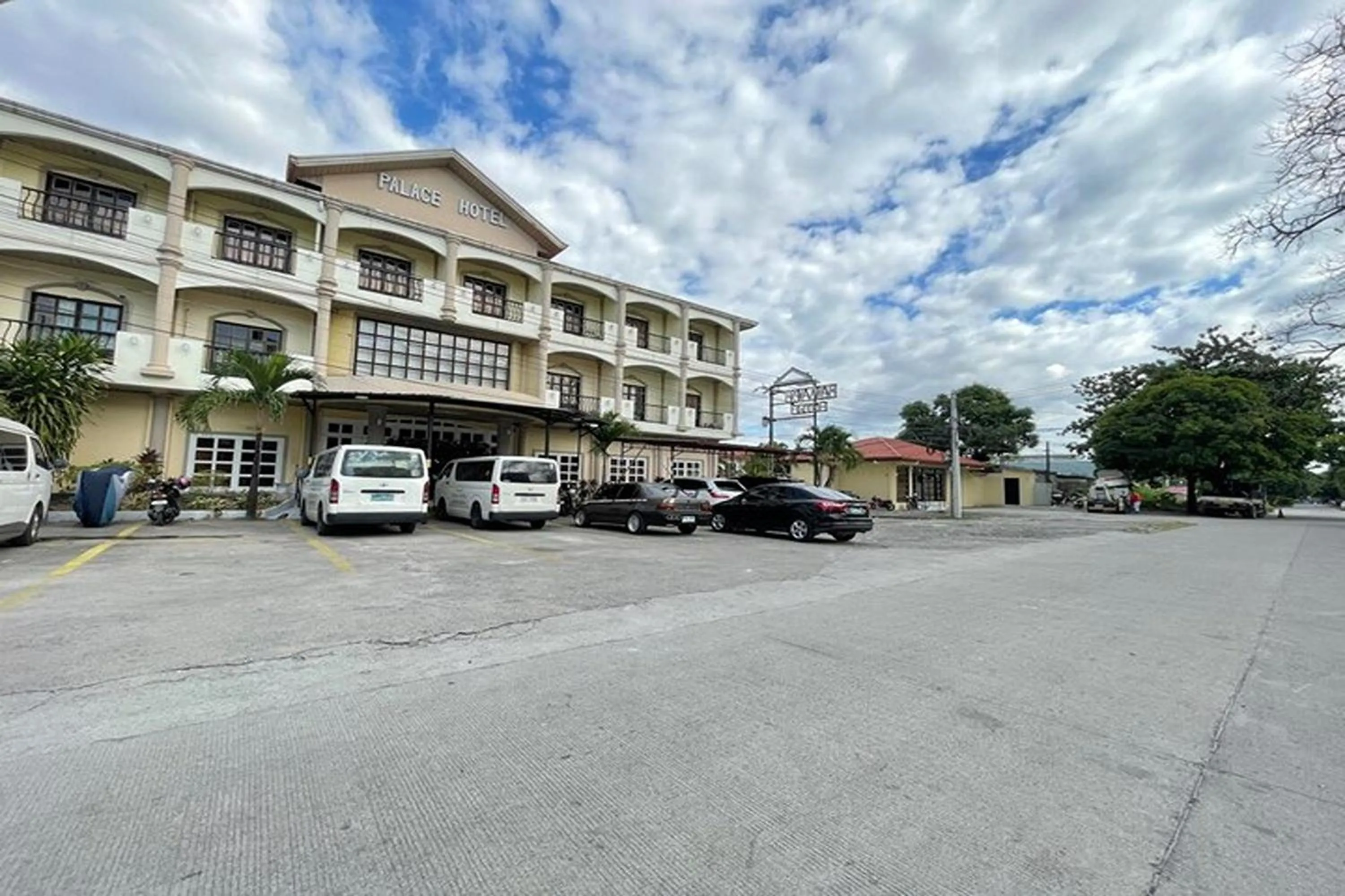 Property building in Angeles Palace Hotel