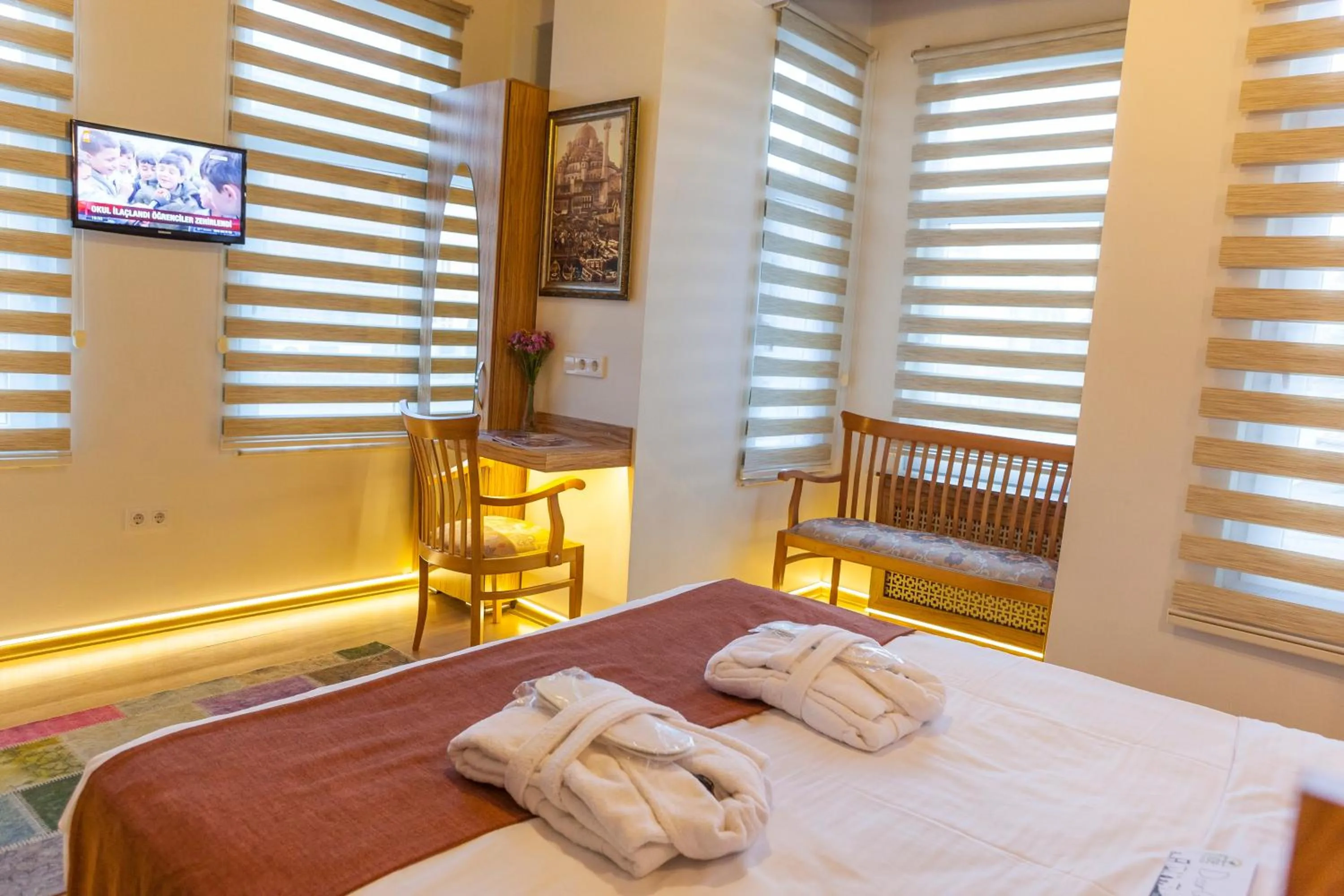 Bed, TV/Entertainment Center in Fide Hotel