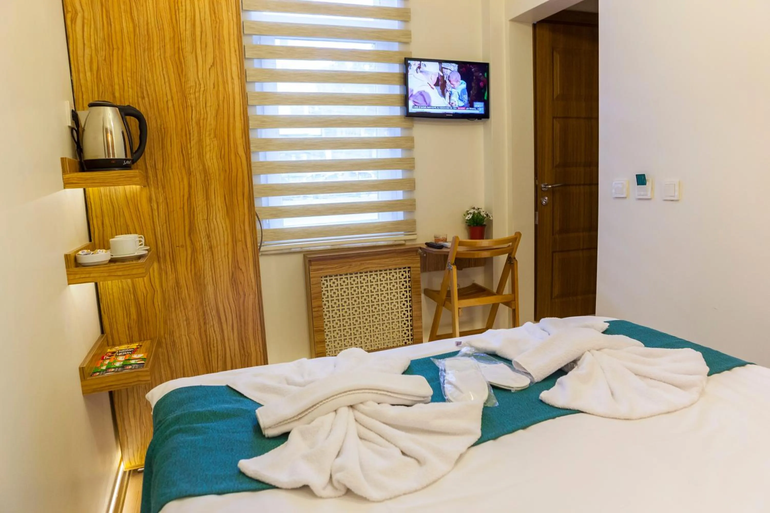 Communal lounge/ TV room, TV/Entertainment Center in Fide Hotel