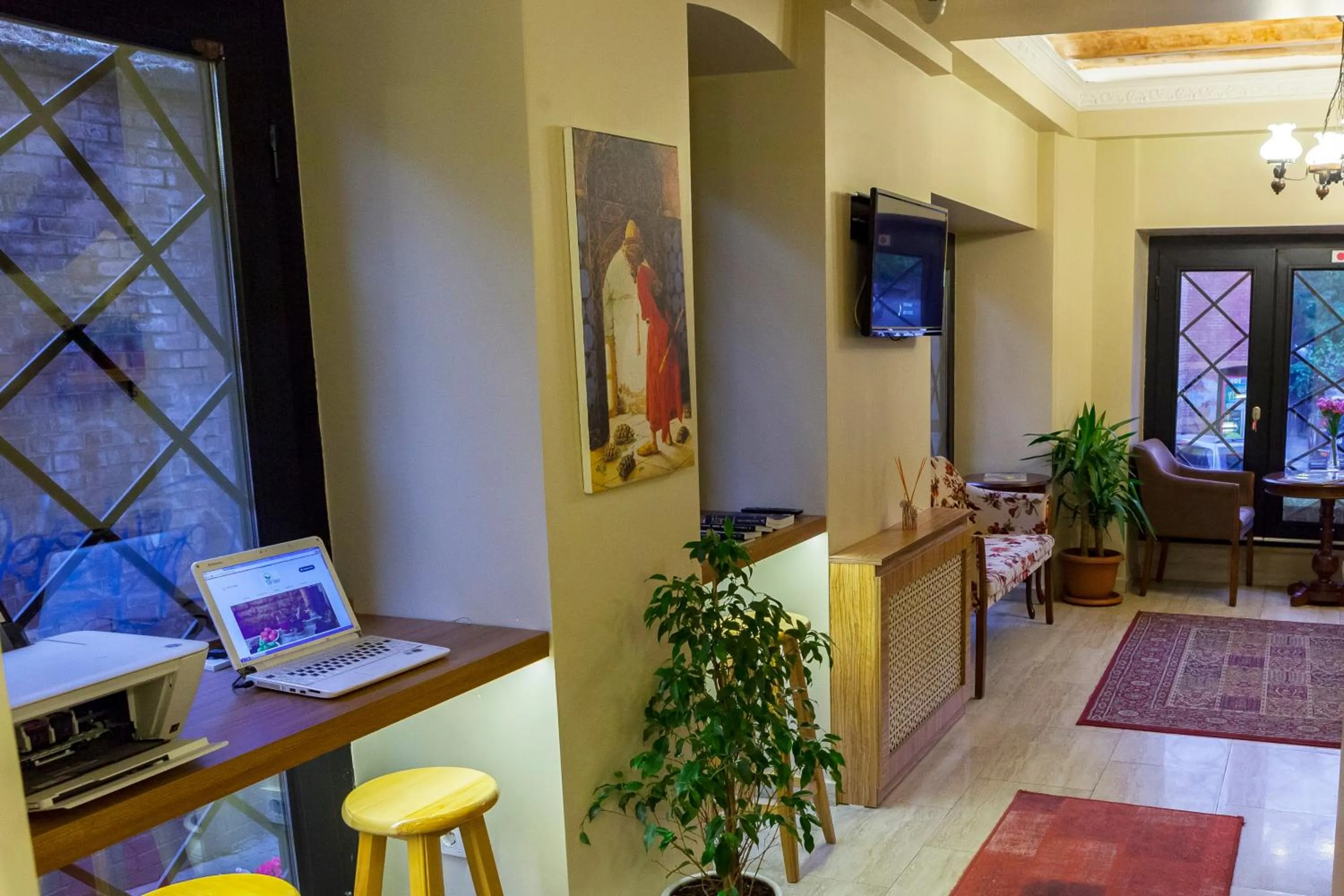 Communal lounge/ TV room in Fide Hotel