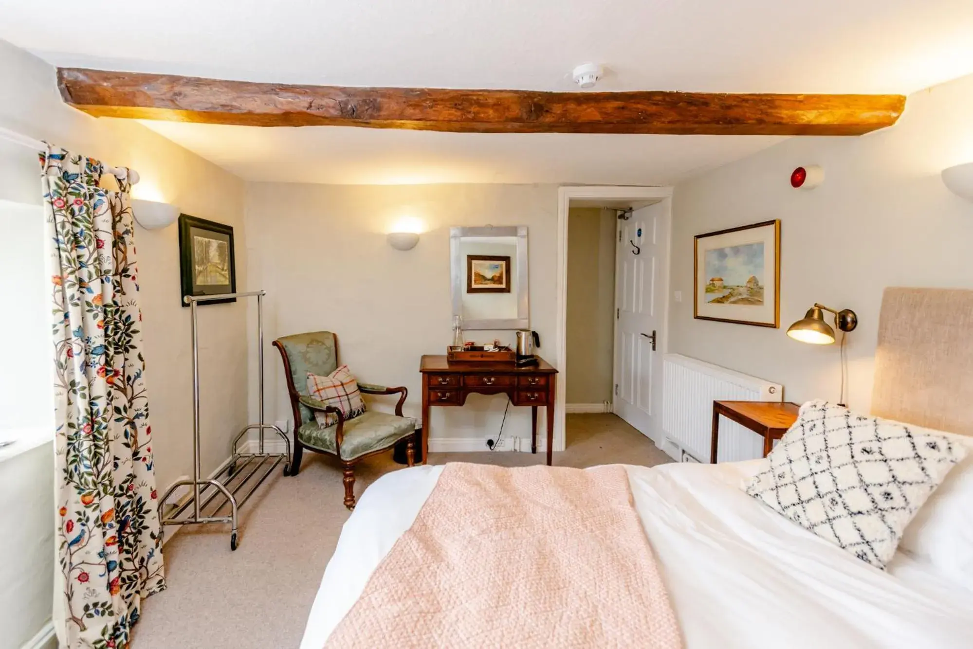 Photo of the whole room, Bed in The White Horse Inn Photo of the whole room, Bed in The White Horse Inn