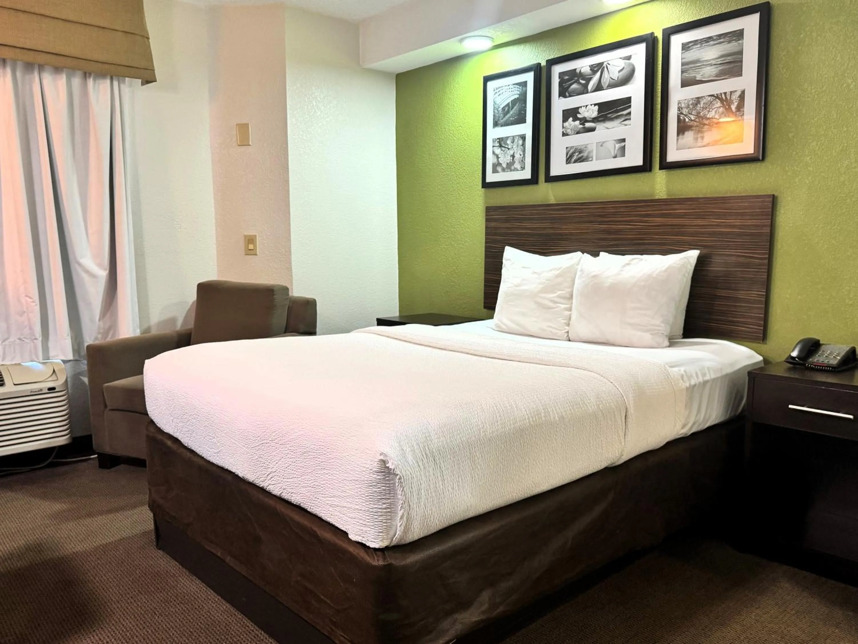 Bed in Travelodge by Wyndham Flowood