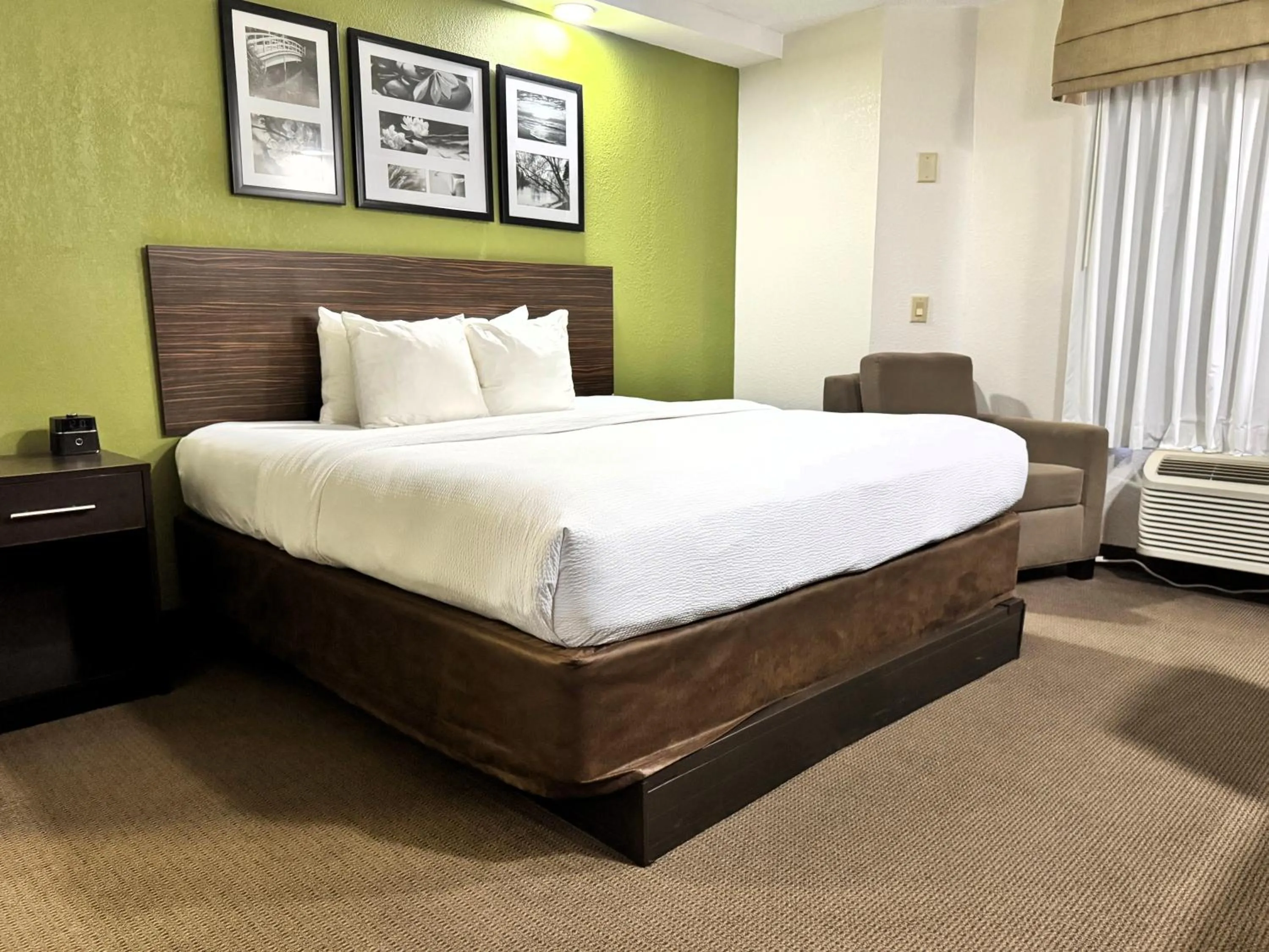 Bedroom, Bed in Travelodge by Wyndham Flowood