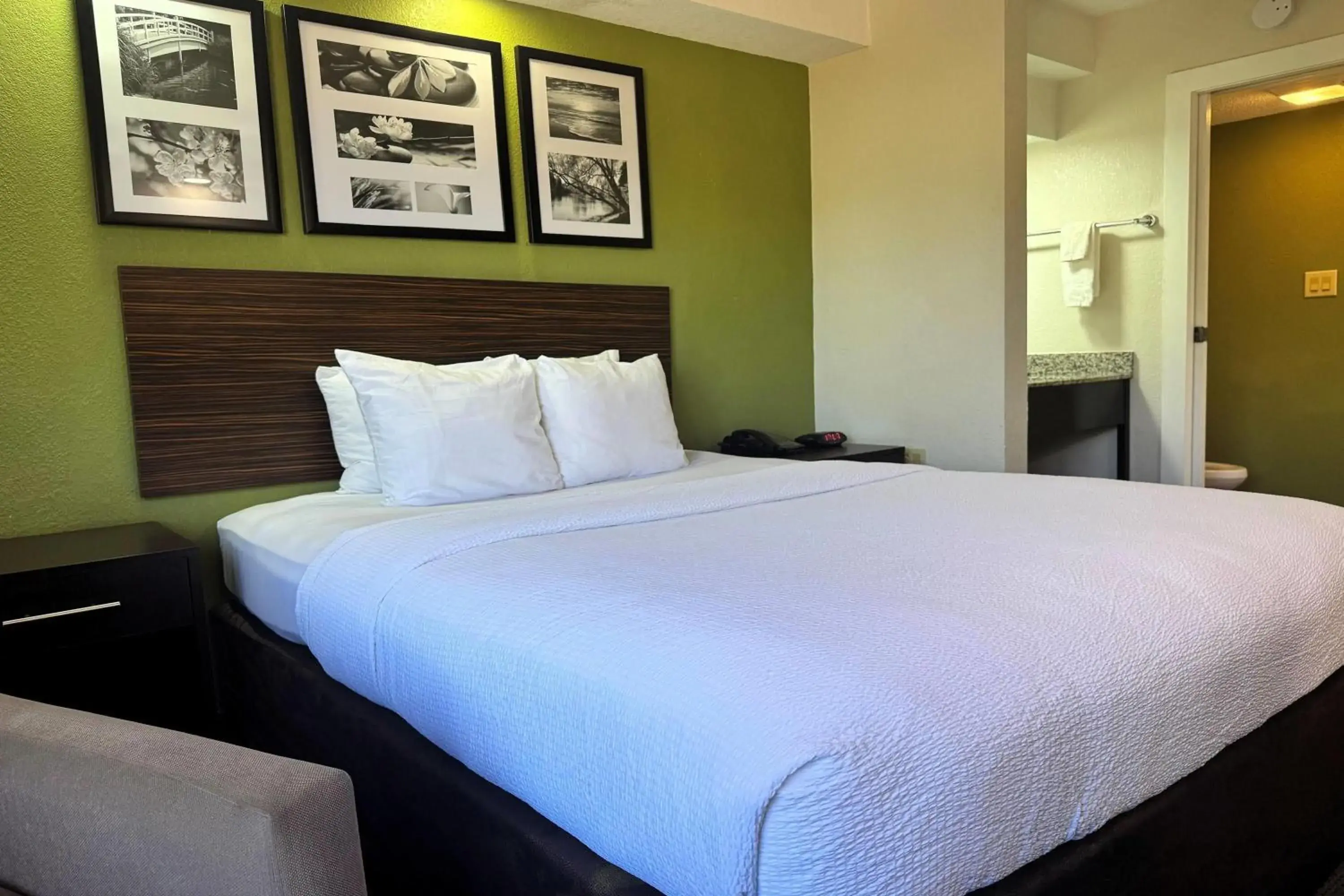 Photo of the whole room, Bed in Travelodge by Wyndham Photo of the whole room, Bed in Travelodge by Wyndham