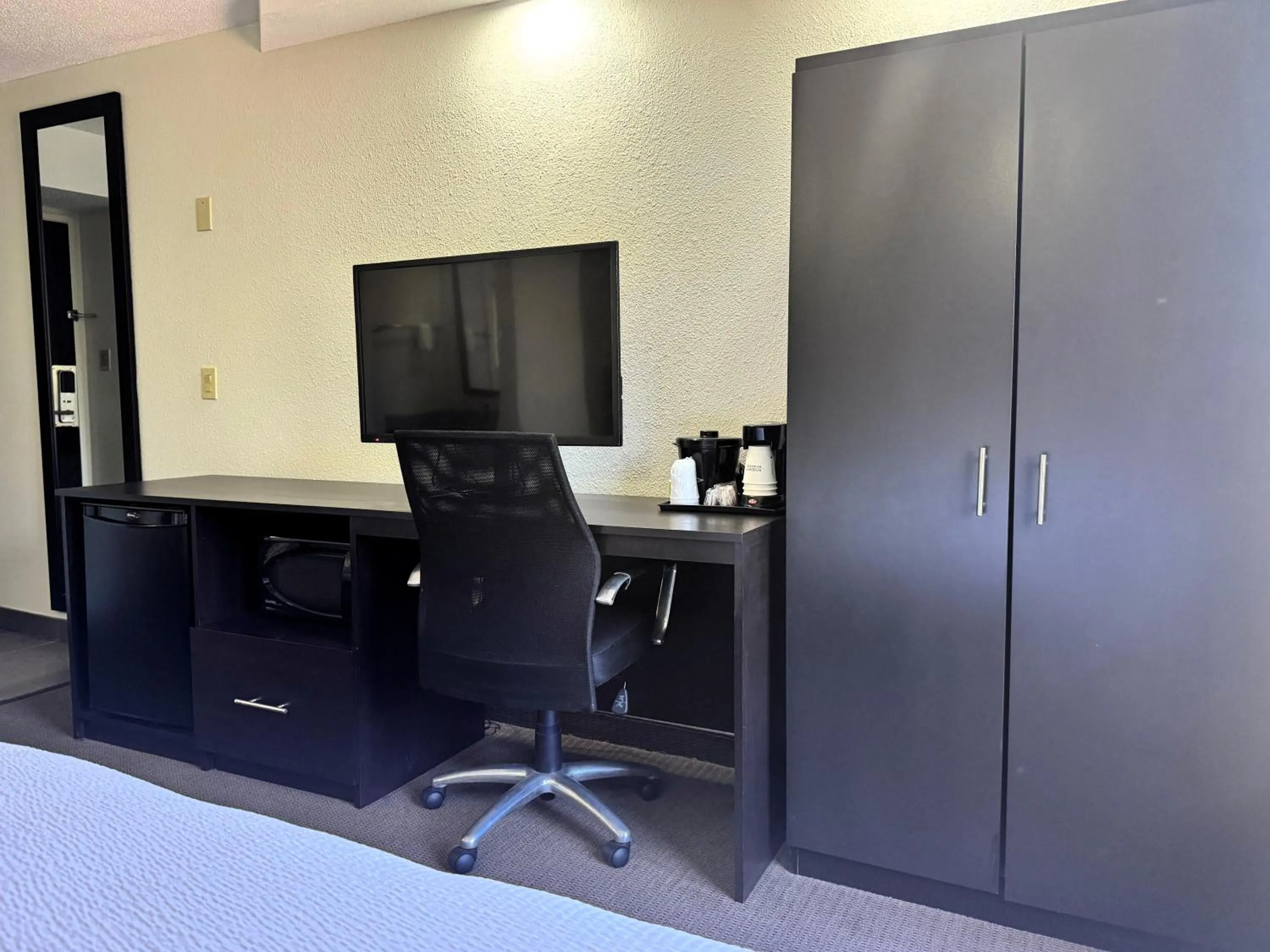 TV and multimedia in Travelodge by Wyndham Flowood