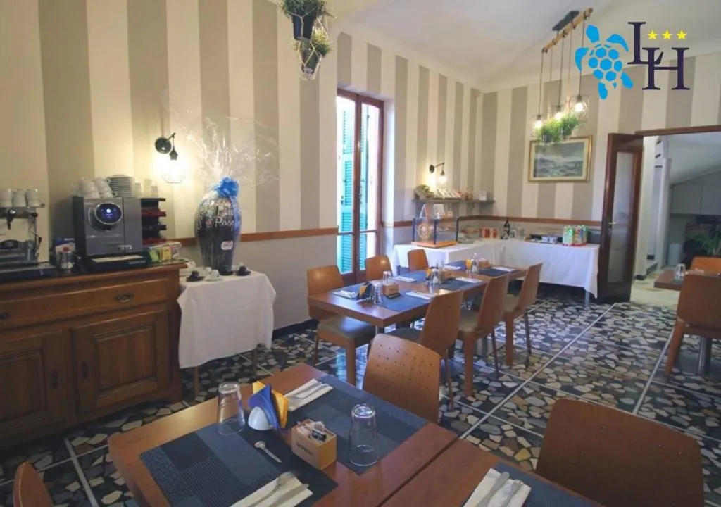 Restaurant/places to eat in Hotel Lora RDA Luxury