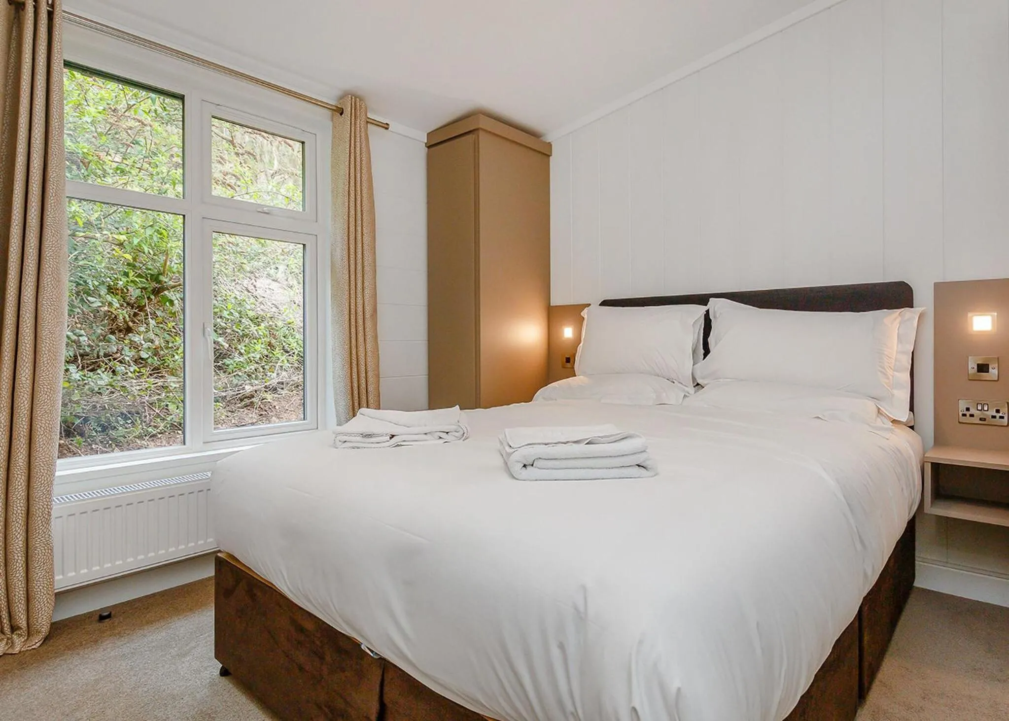 Property building, Bed in Cheddar Woods Resort And Spa