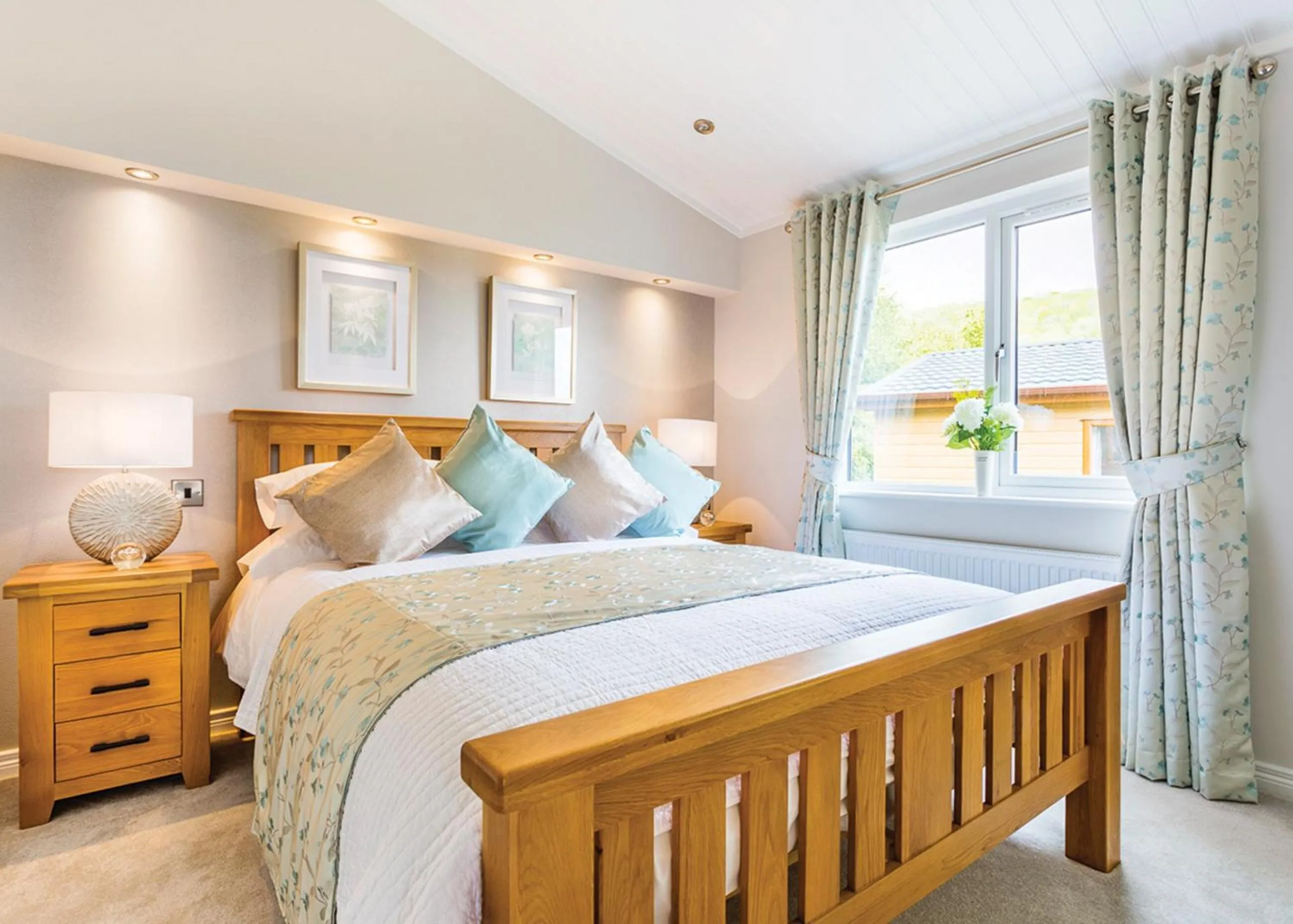 Property building, Bed in Cheddar Woods Resort And Spa
