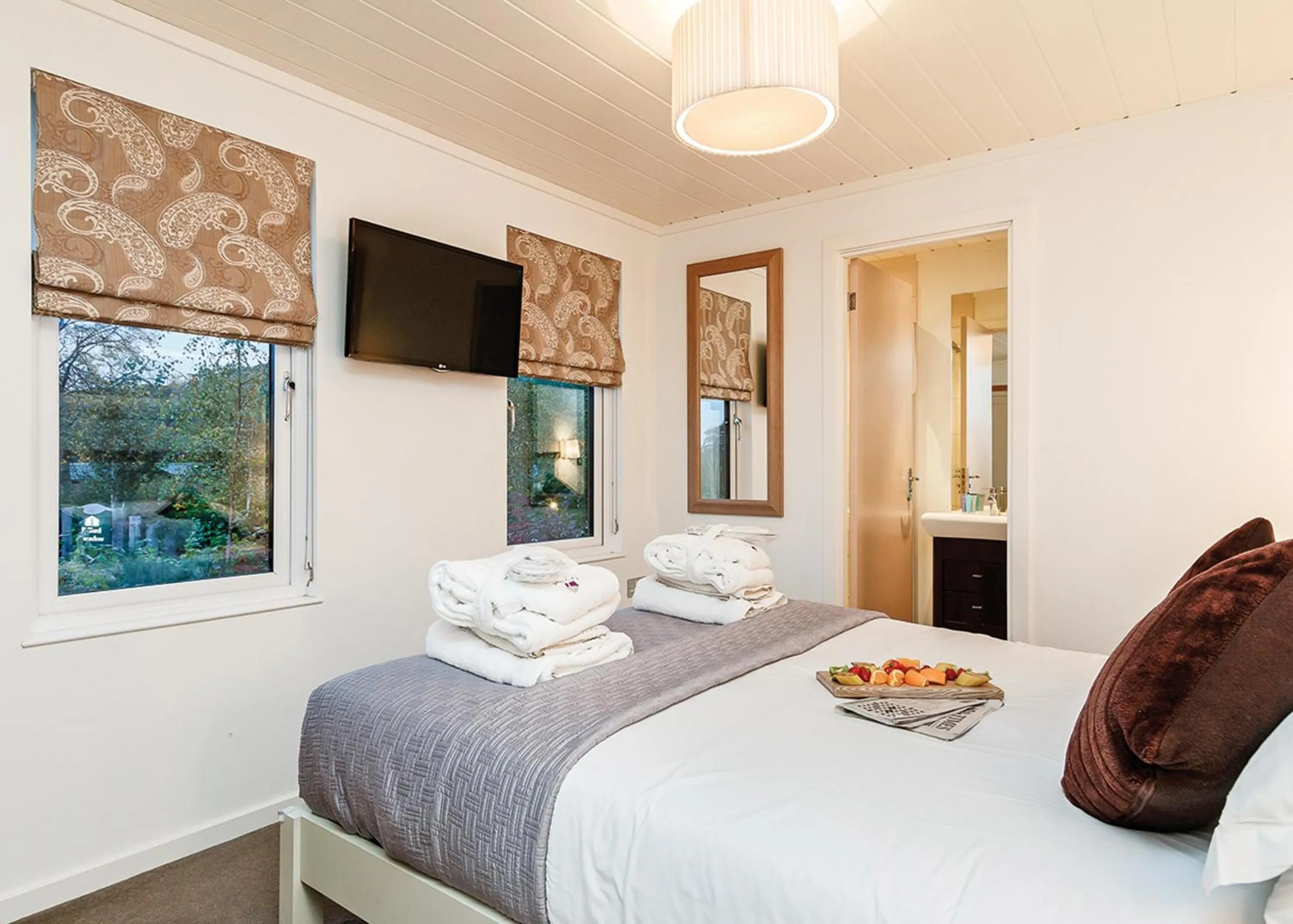 Property building, Bed in Cheddar Woods Resort And Spa