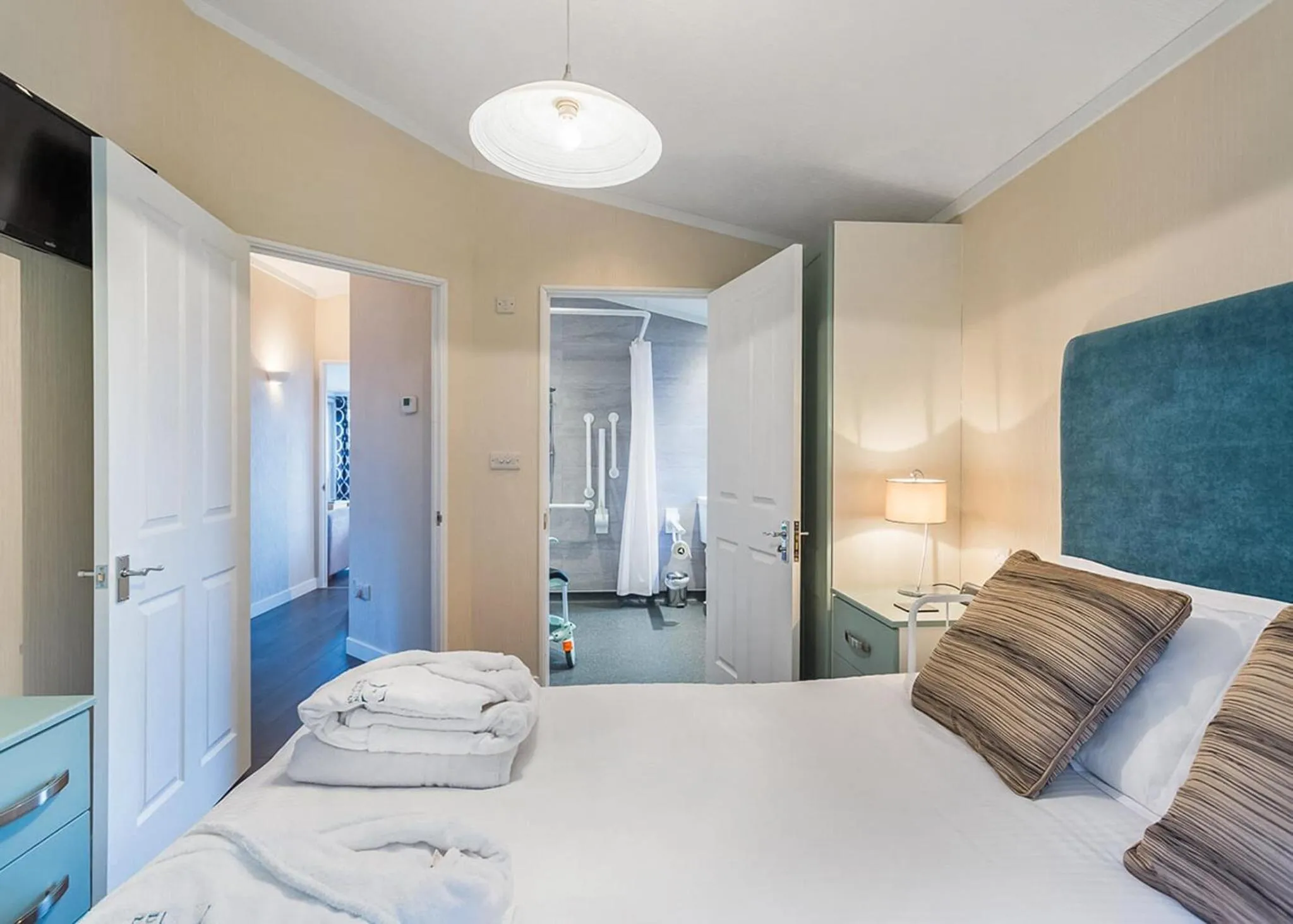Property building, Bed in Cheddar Woods Resort And Spa