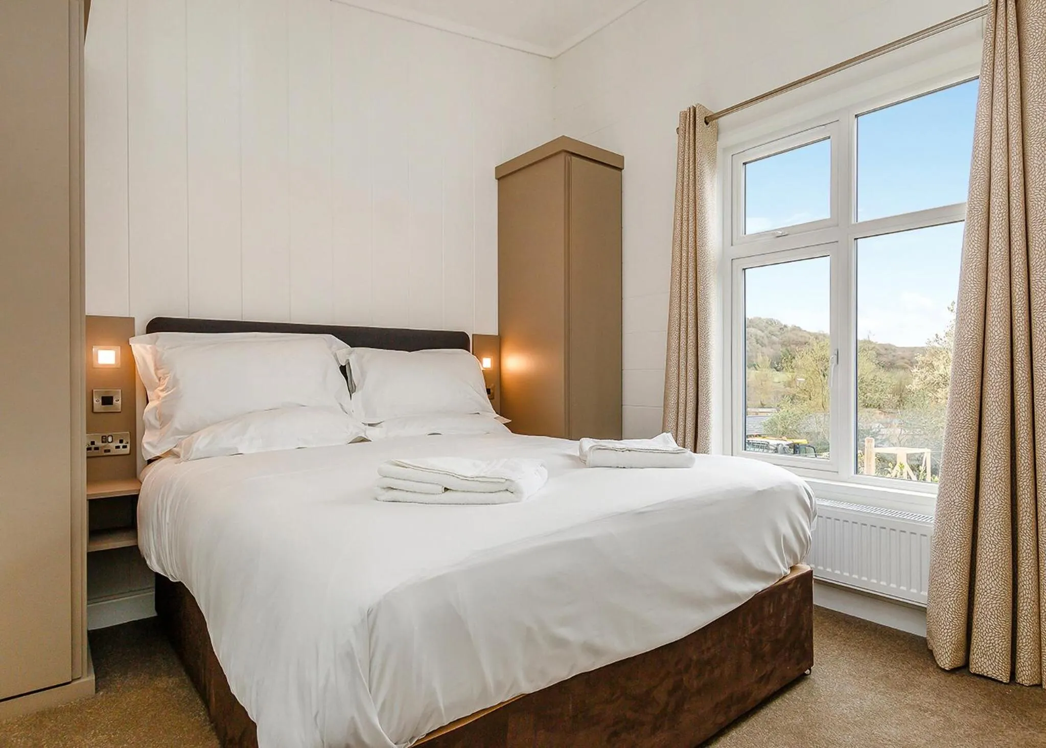 Property building, Bed in Cheddar Woods Resort And Spa