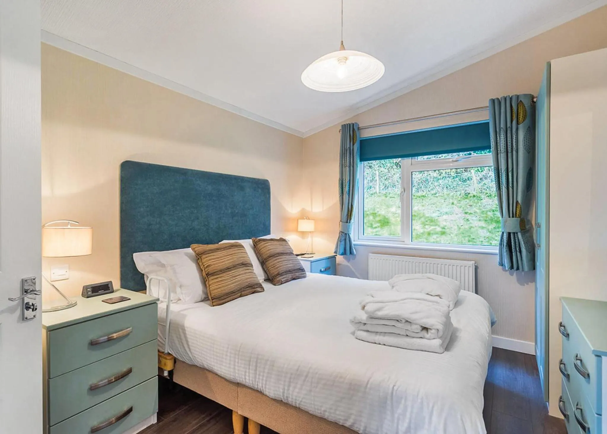 Property building, Bed in Cheddar Woods Resort And Spa