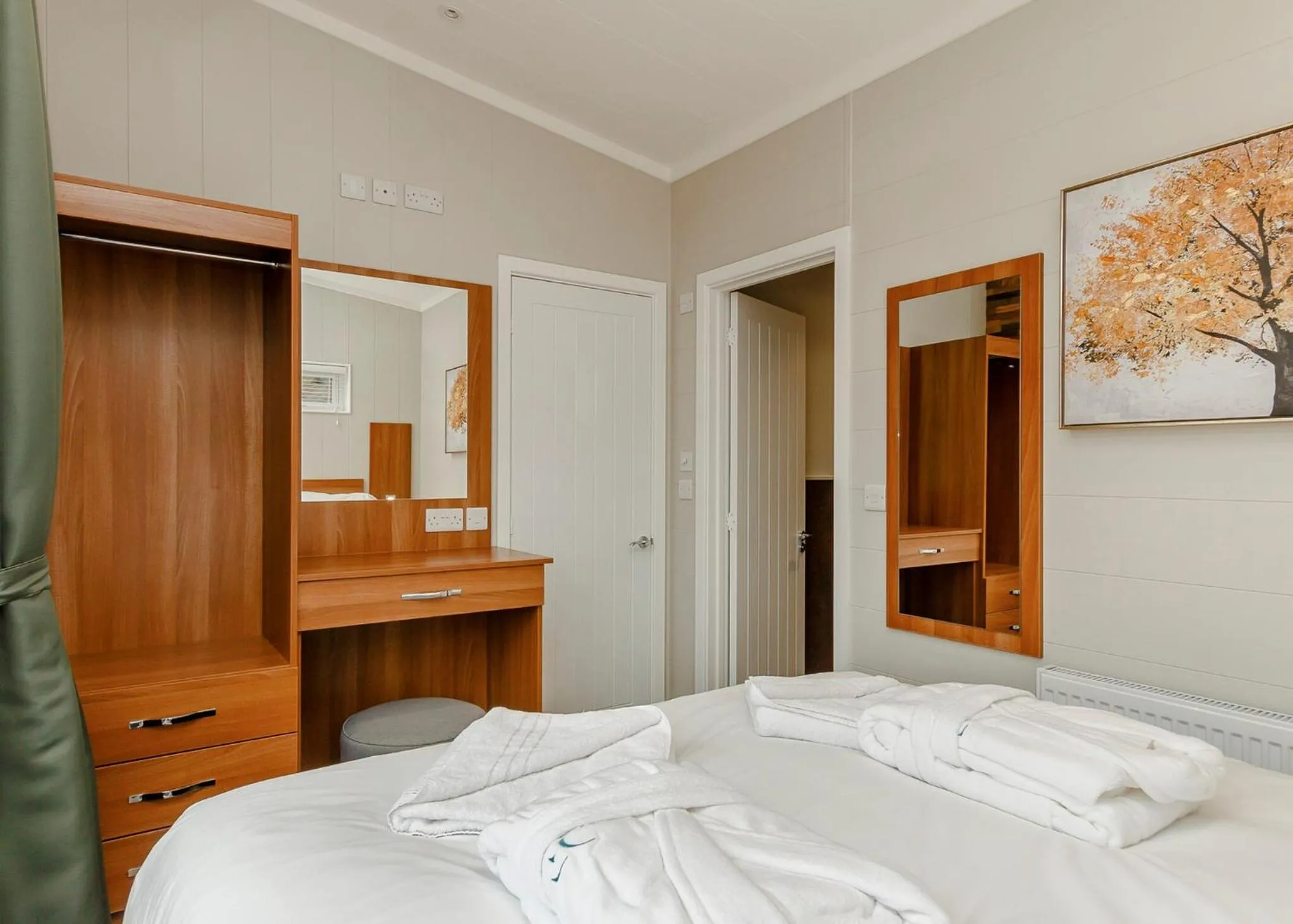 Property building, Bed in Cheddar Woods Resort And Spa
