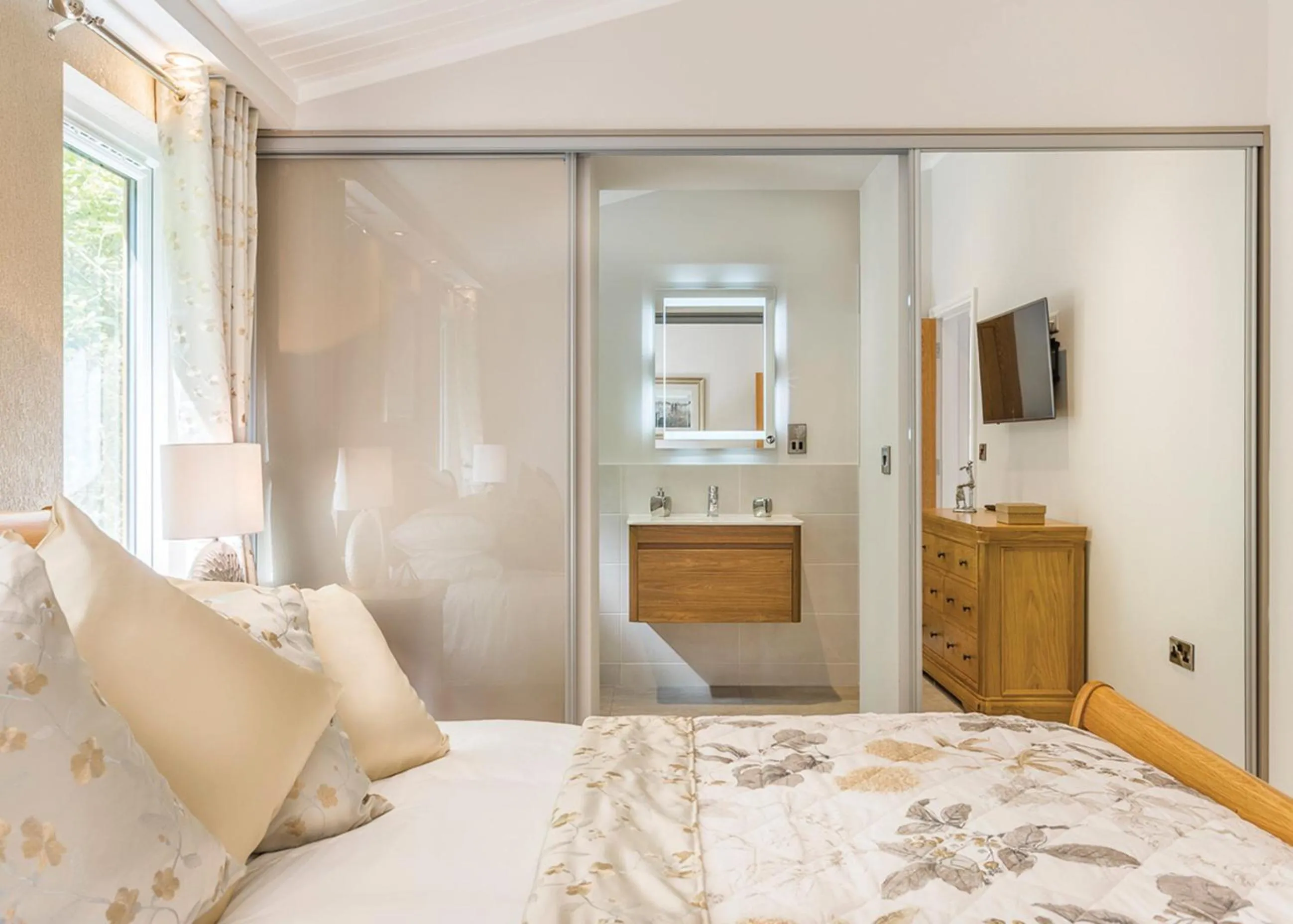 Property building, Bed in Cheddar Woods Resort And Spa