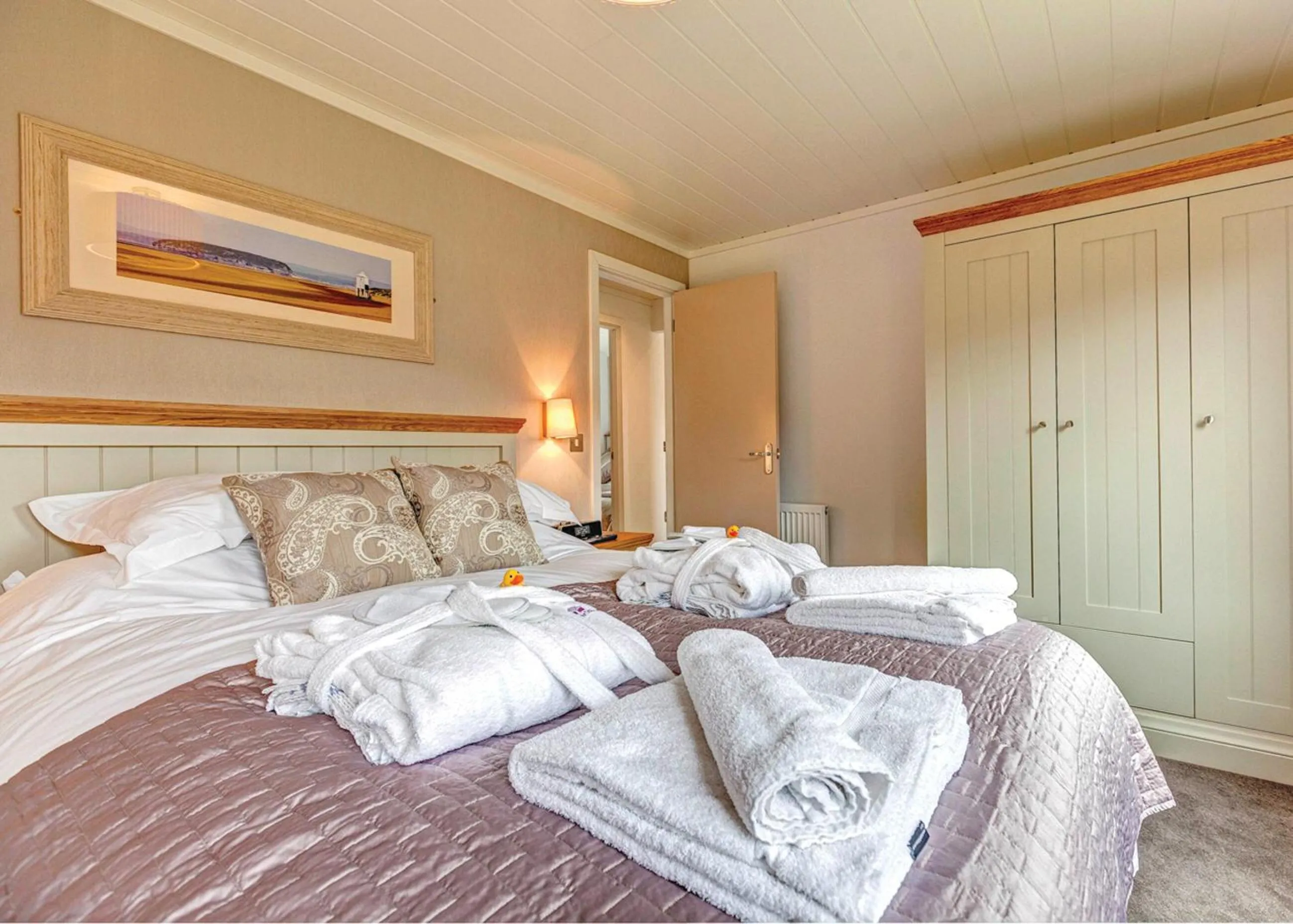 Property building, Bed in Cheddar Woods Resort And Spa