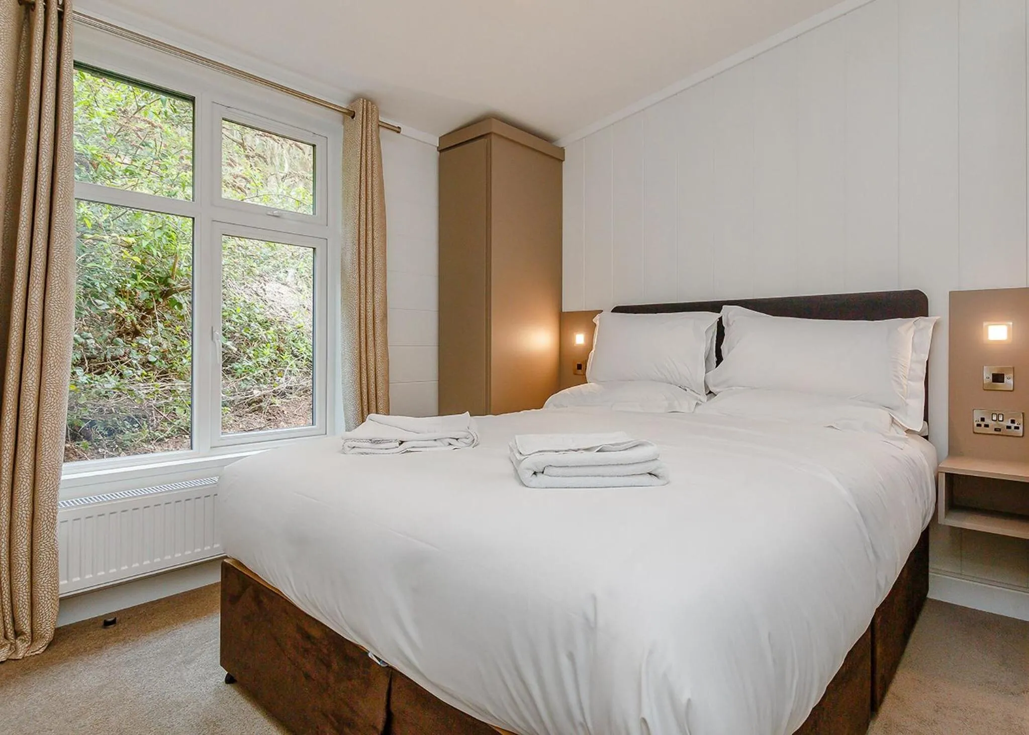Property building, Bed in Cheddar Woods Resort And Spa