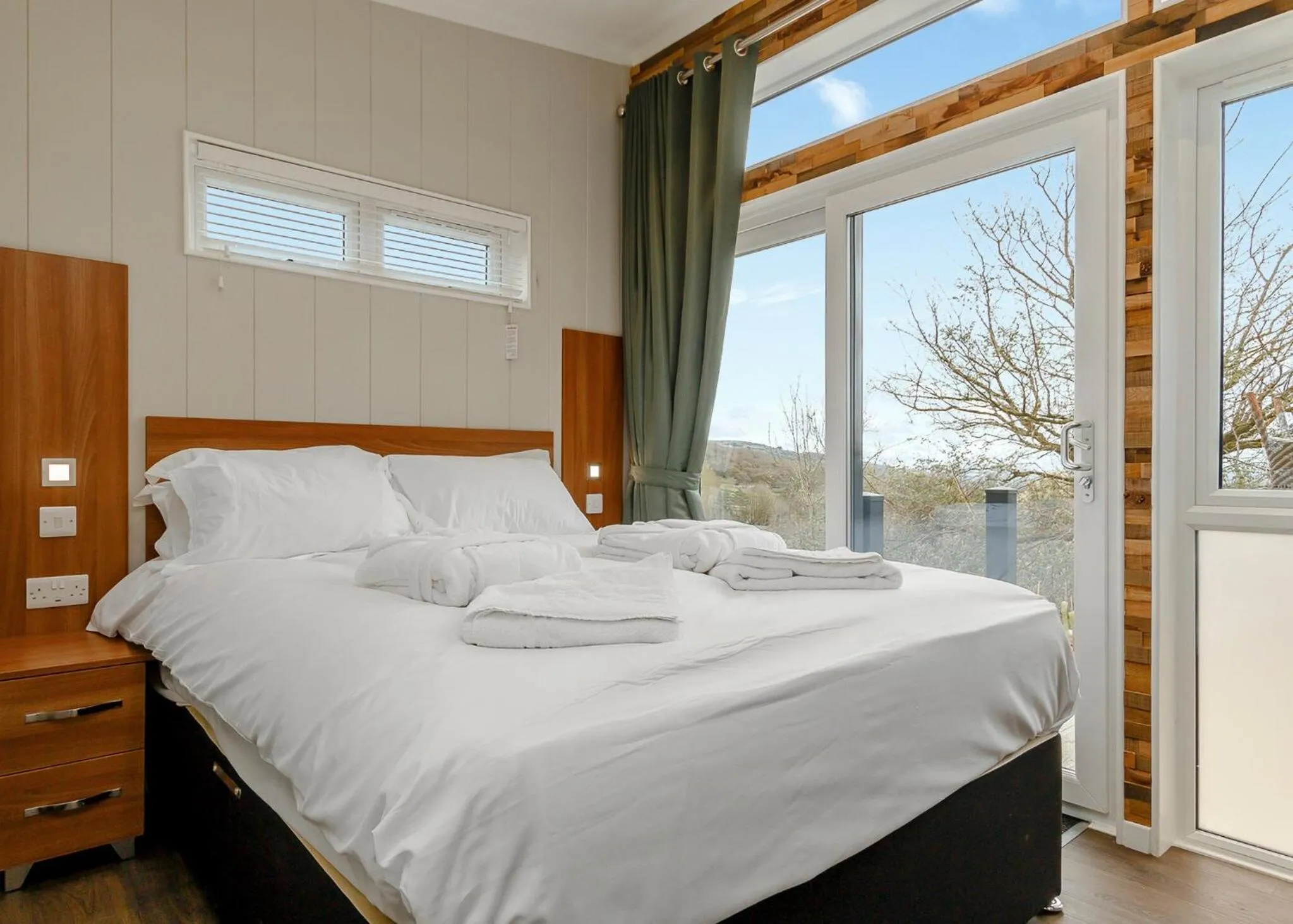 Property building, Bed in Cheddar Woods Resort And Spa