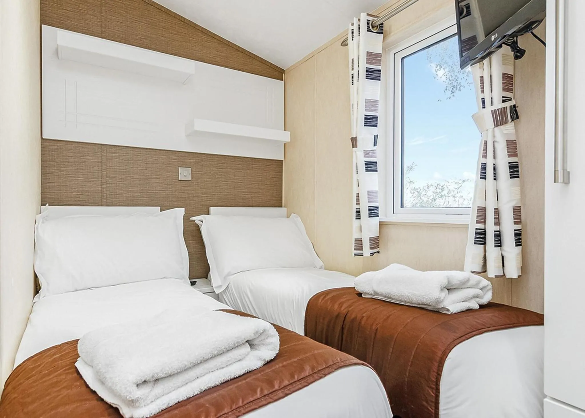 Property building, Bed in Cheddar Woods Resort And Spa