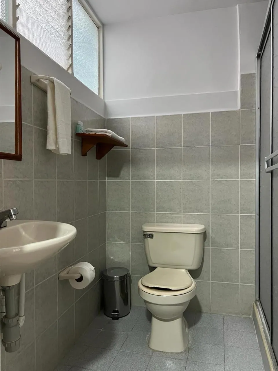 Toilet in HOTEL ARMENIA CENTRO , TENEMOS AGUA CALIENTE y FACTURACION ELECTRONICA, Gracias