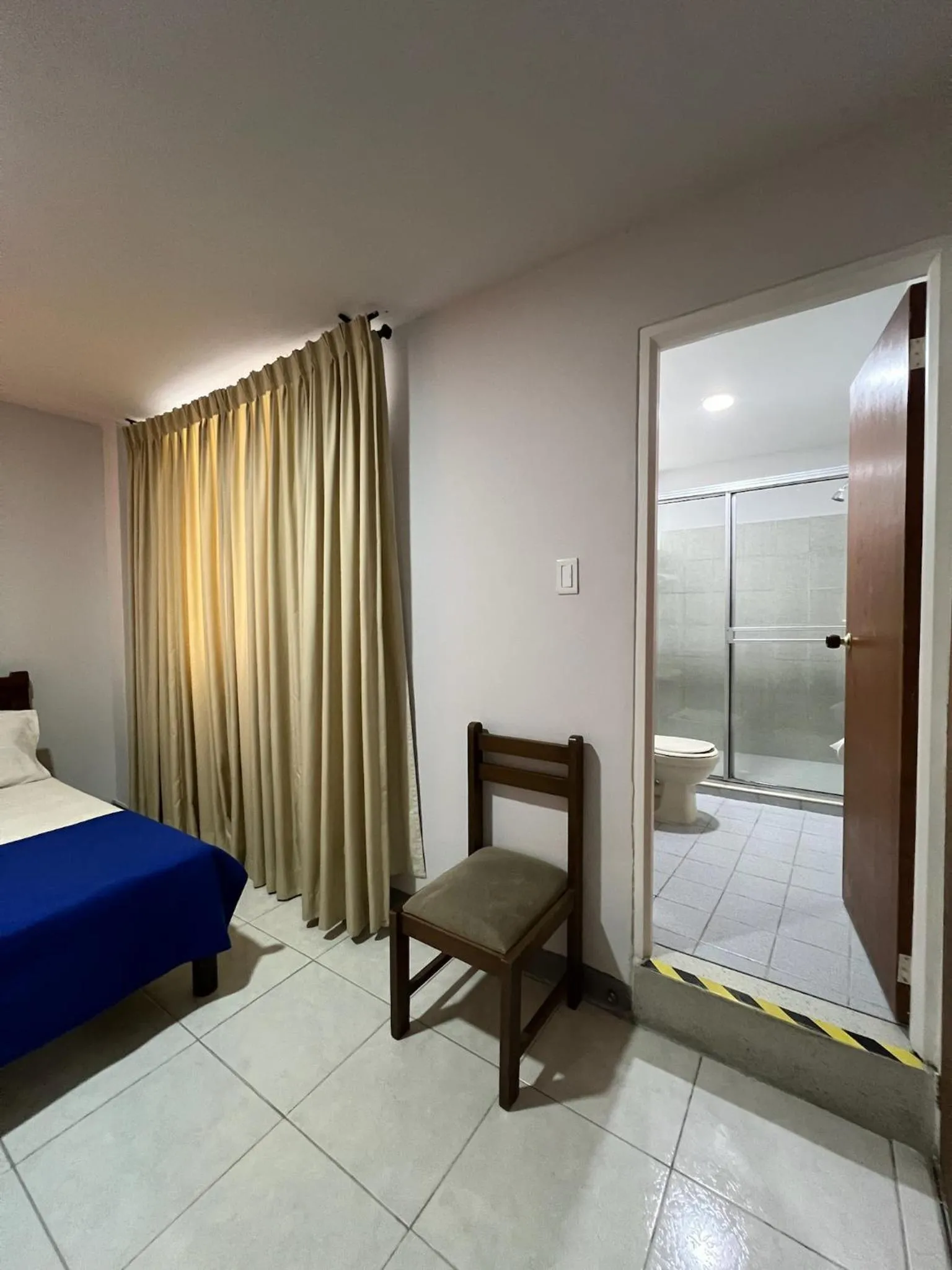 Shower, Bed in HOTEL ARMENIA CENTRO , TENEMOS AGUA CALIENTE y FACTURACION ELECTRONICA, Gracias