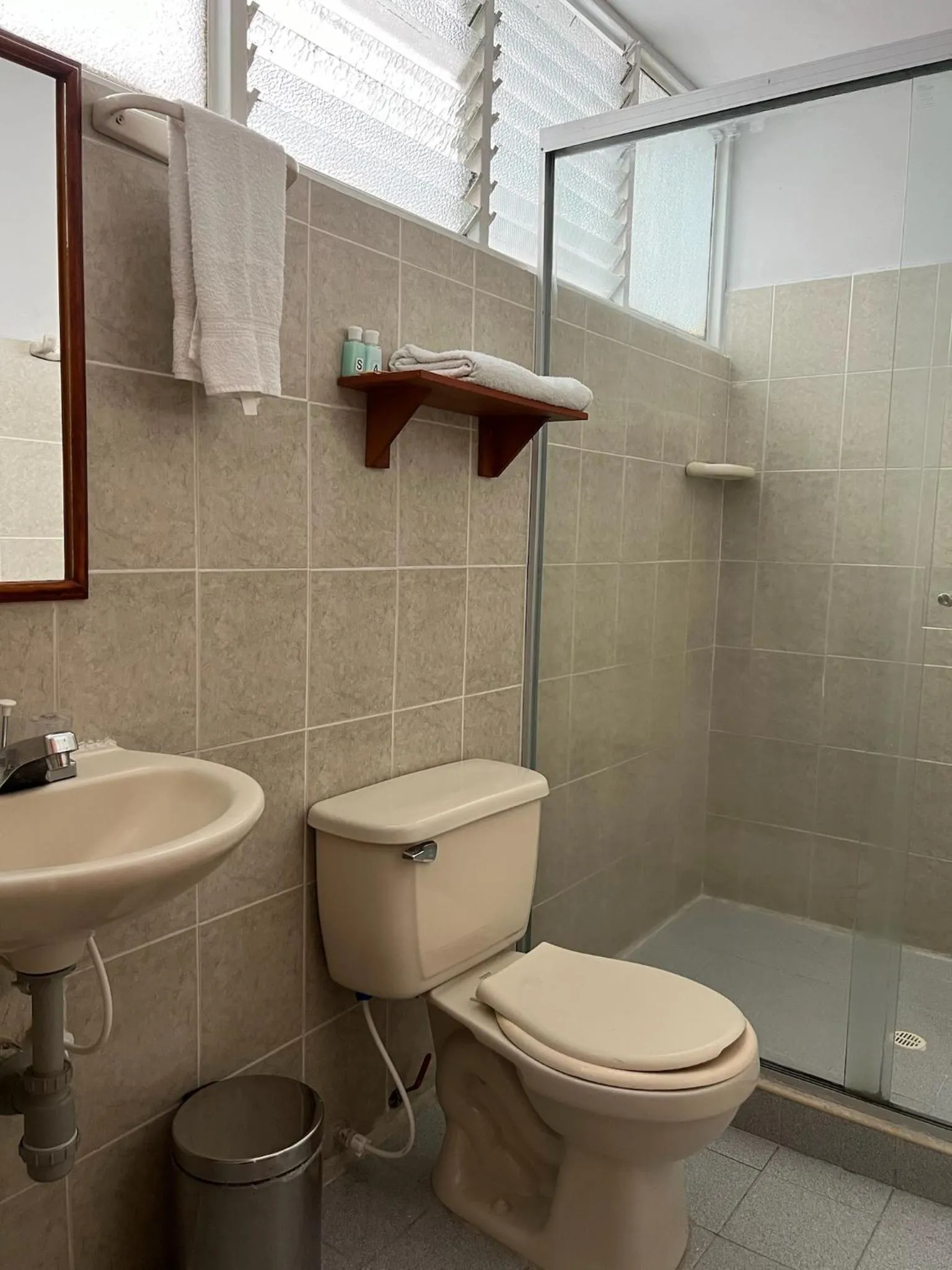 Toilet in HOTEL ARMENIA CENTRO , TENEMOS AGUA CALIENTE y FACTURACION ELECTRONICA, Gracias