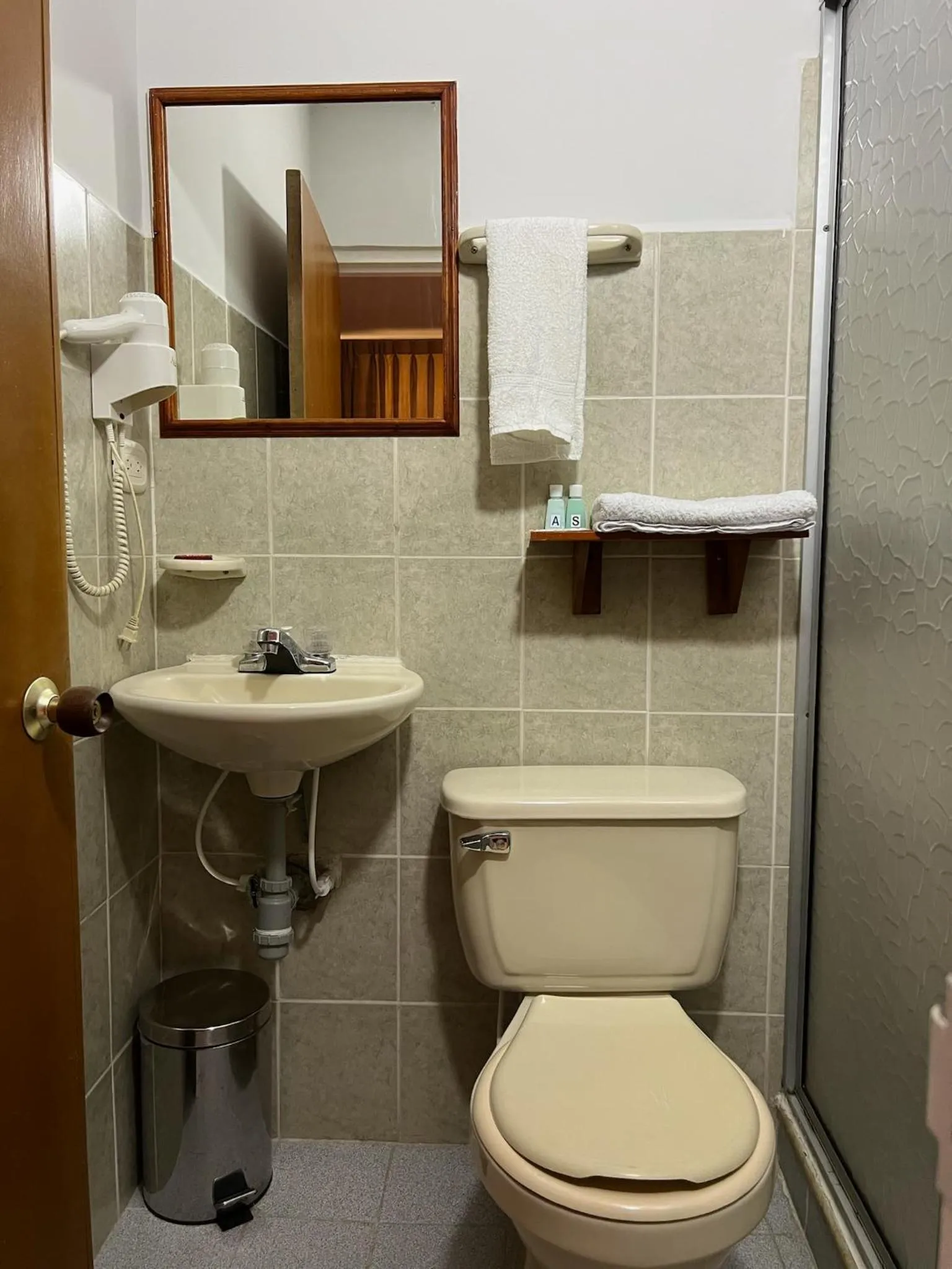 Toilet in HOTEL ARMENIA CENTRO , TENEMOS AGUA CALIENTE y FACTURACION ELECTRONICA, Gracias