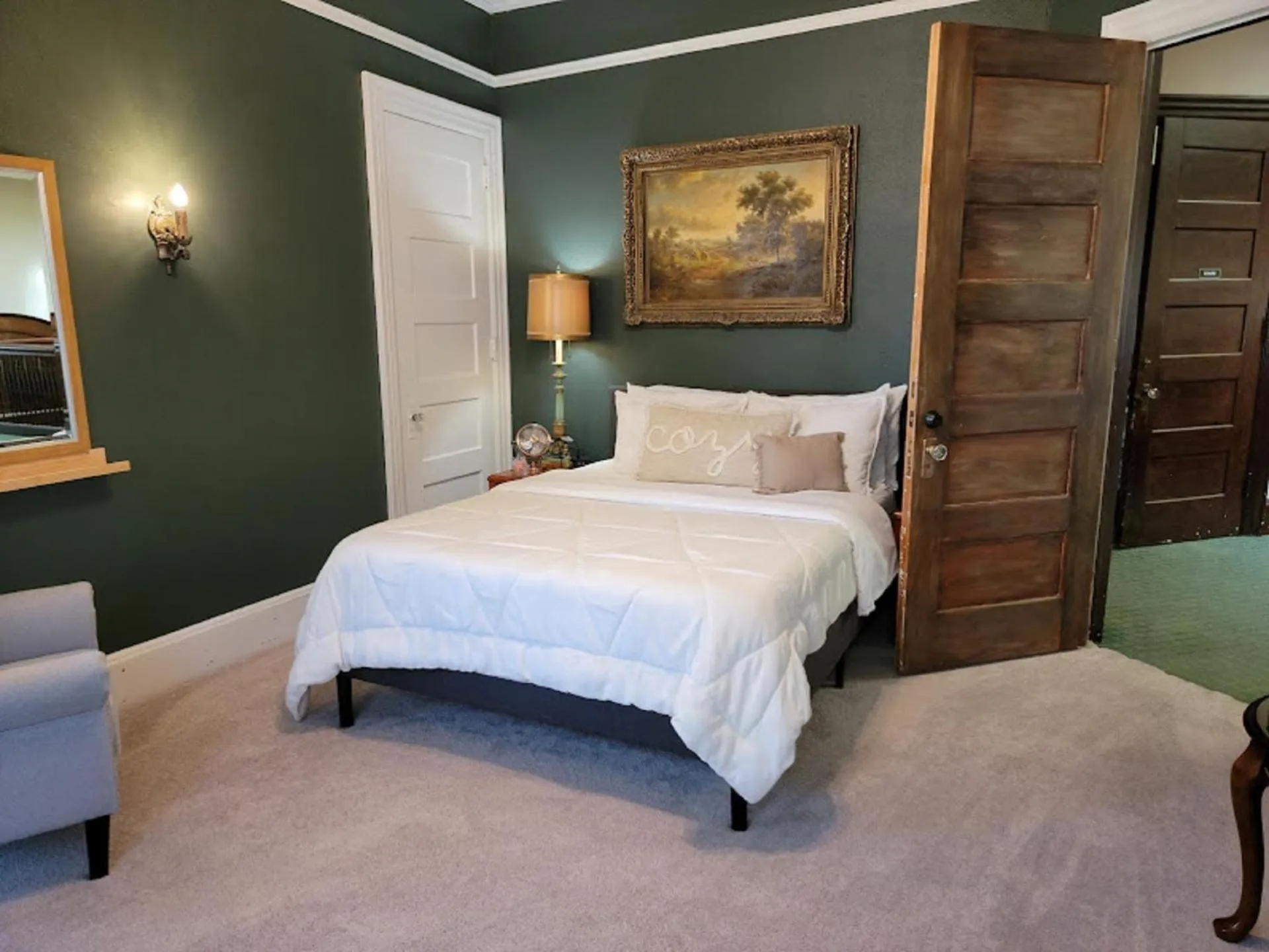 Bed in The Kings Throne Inn and Guest House