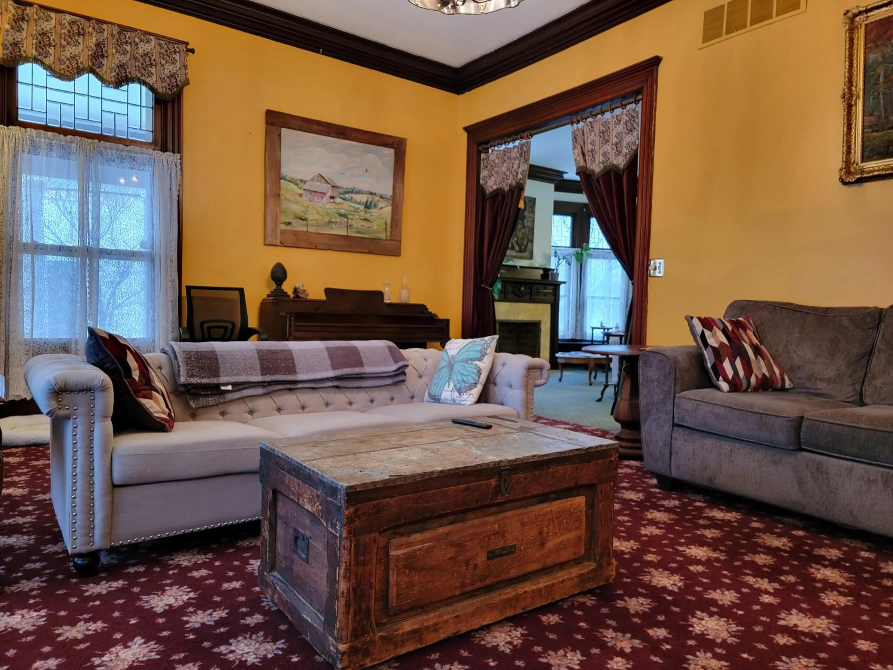 Communal lounge/ TV room in The Kings Throne Inn and Guest House