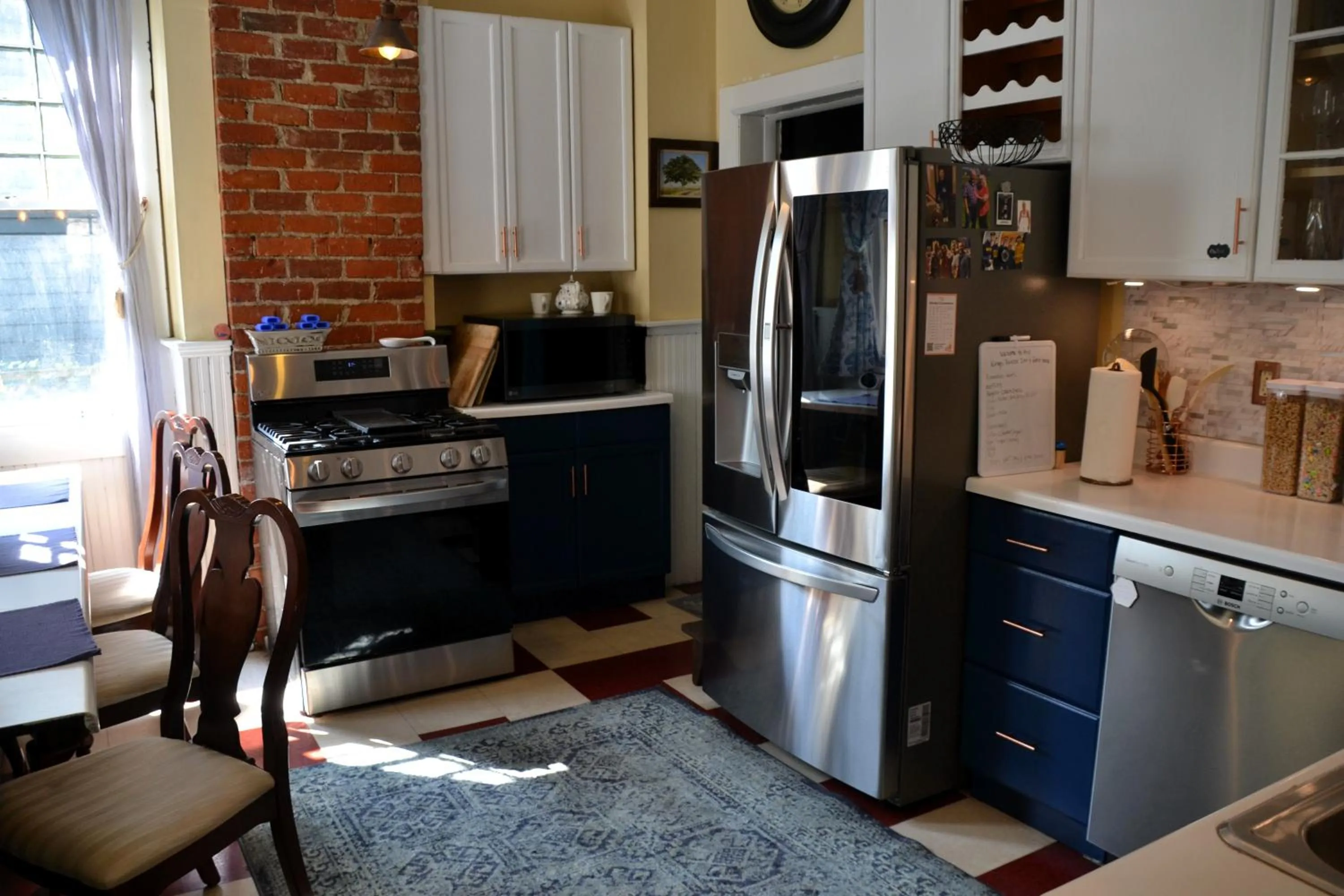 Kitchen or kitchenette in The Kings Throne Inn and Guest House