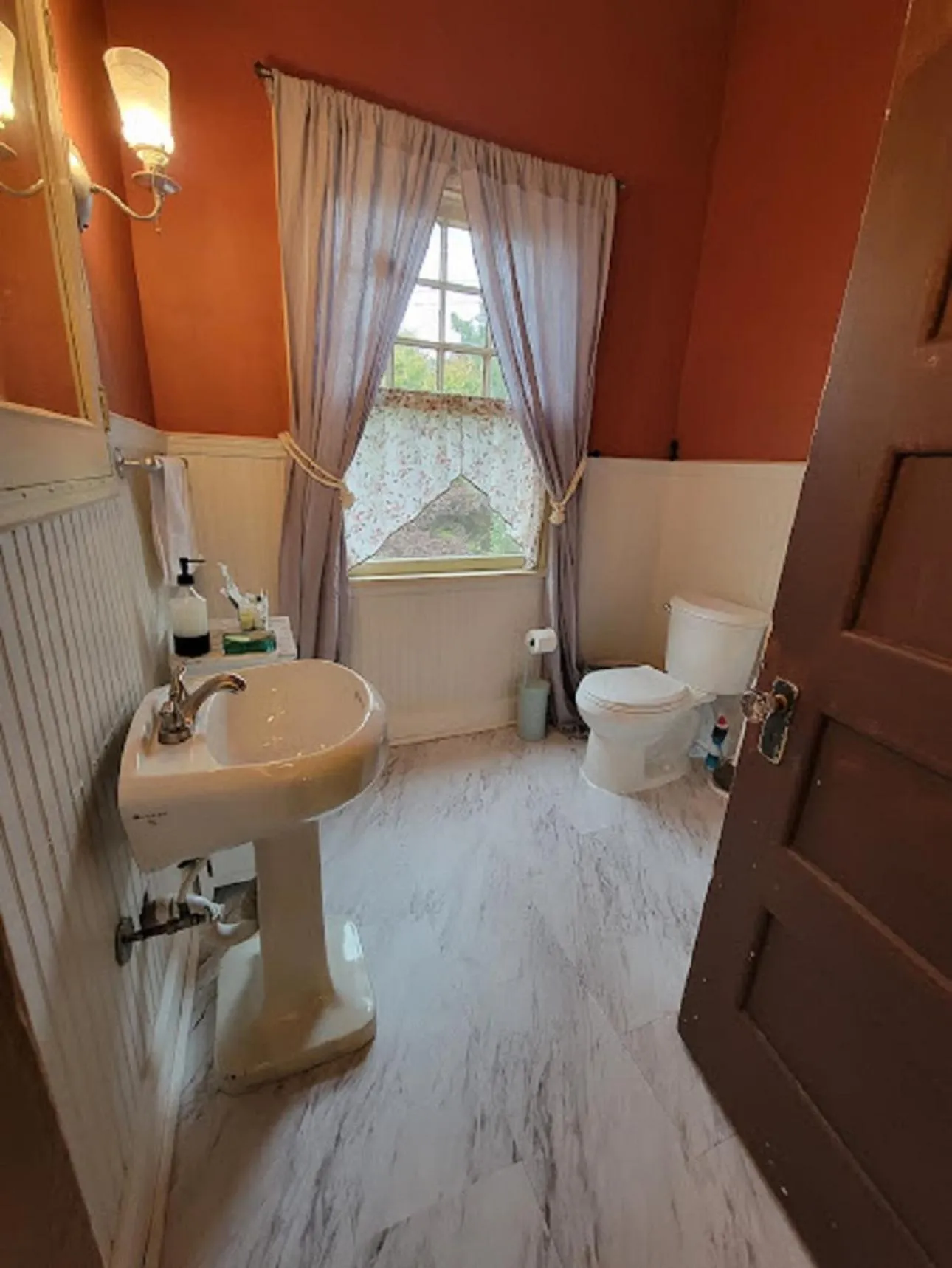 Bathroom in The Kings Throne Inn and Guest House