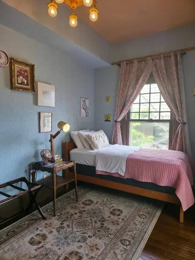 Twin Room with Shared Bathroom in The Kings Throne Inn and Guest House Twin Room with Shared Bathroom in The Kings Throne Inn and Guest House