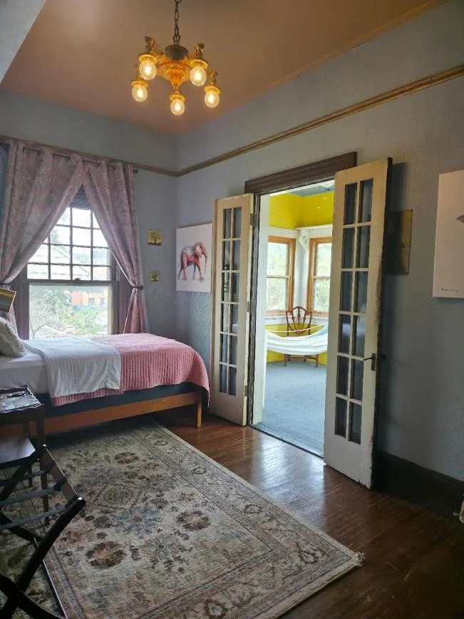 Photo of the whole room, Bed in The Kings Throne Inn and Guest House