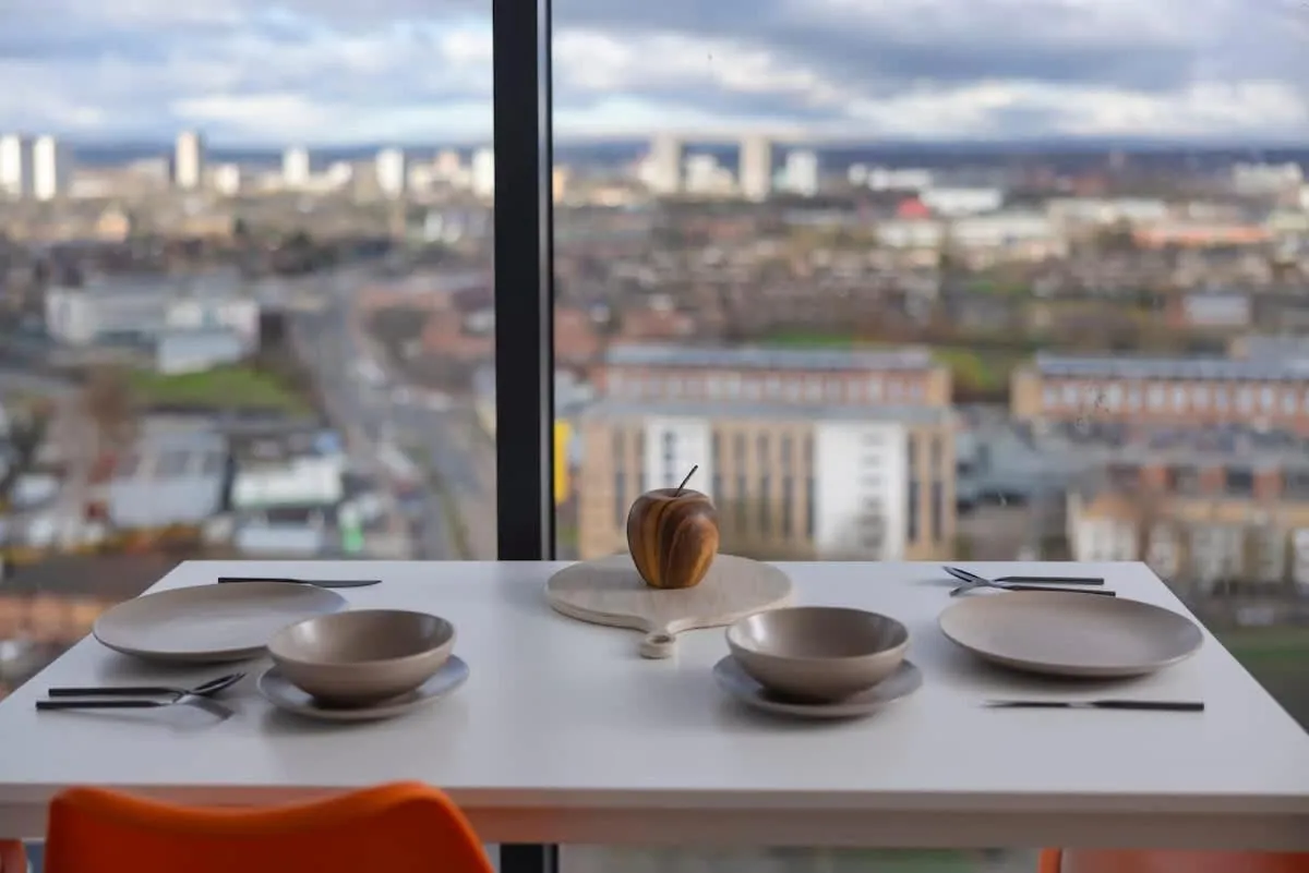 2 bed ensuite with fantastic night view and Old Trafford Stadium