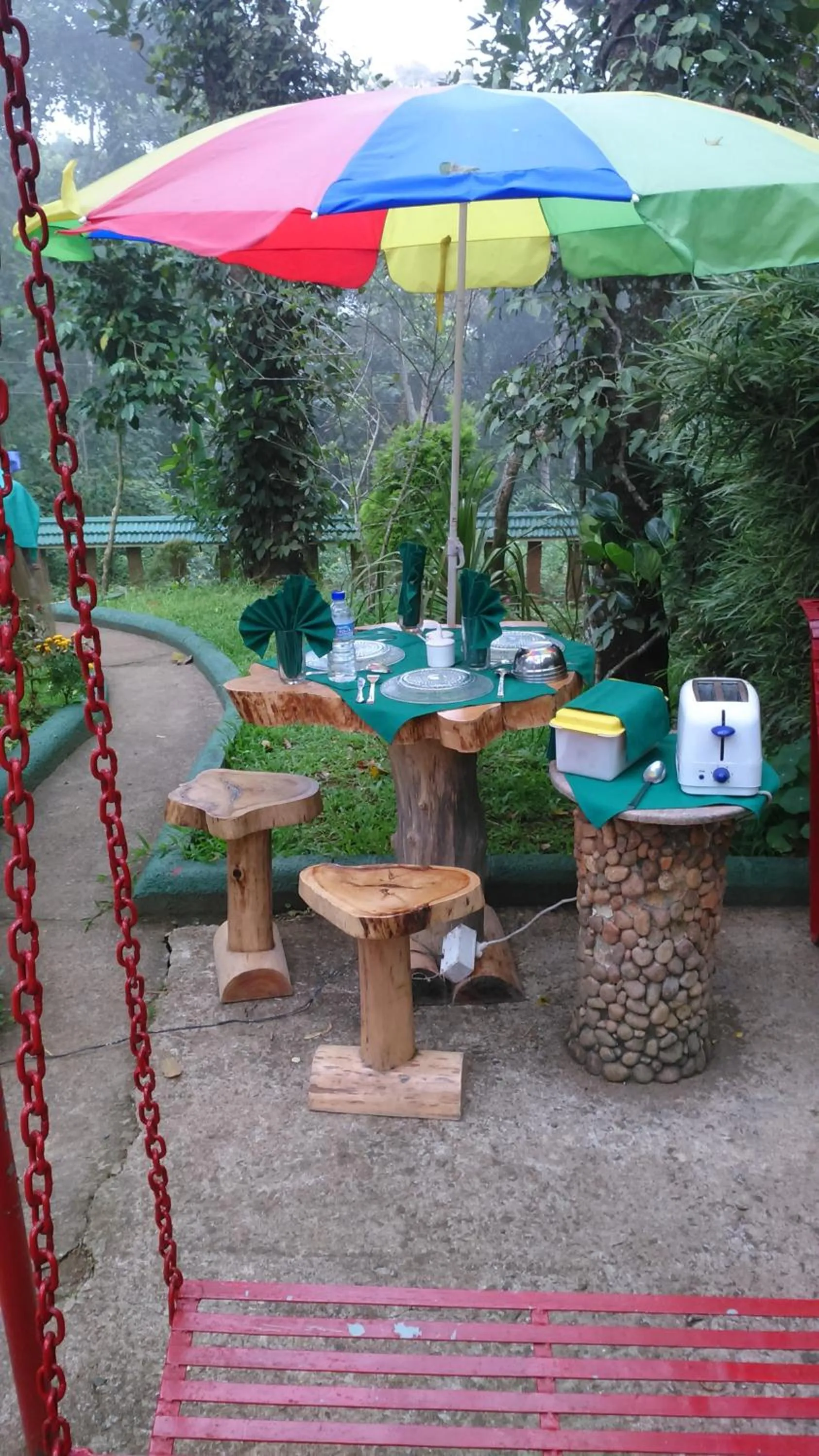 Restaurant/places to eat in Green Ark Resorts