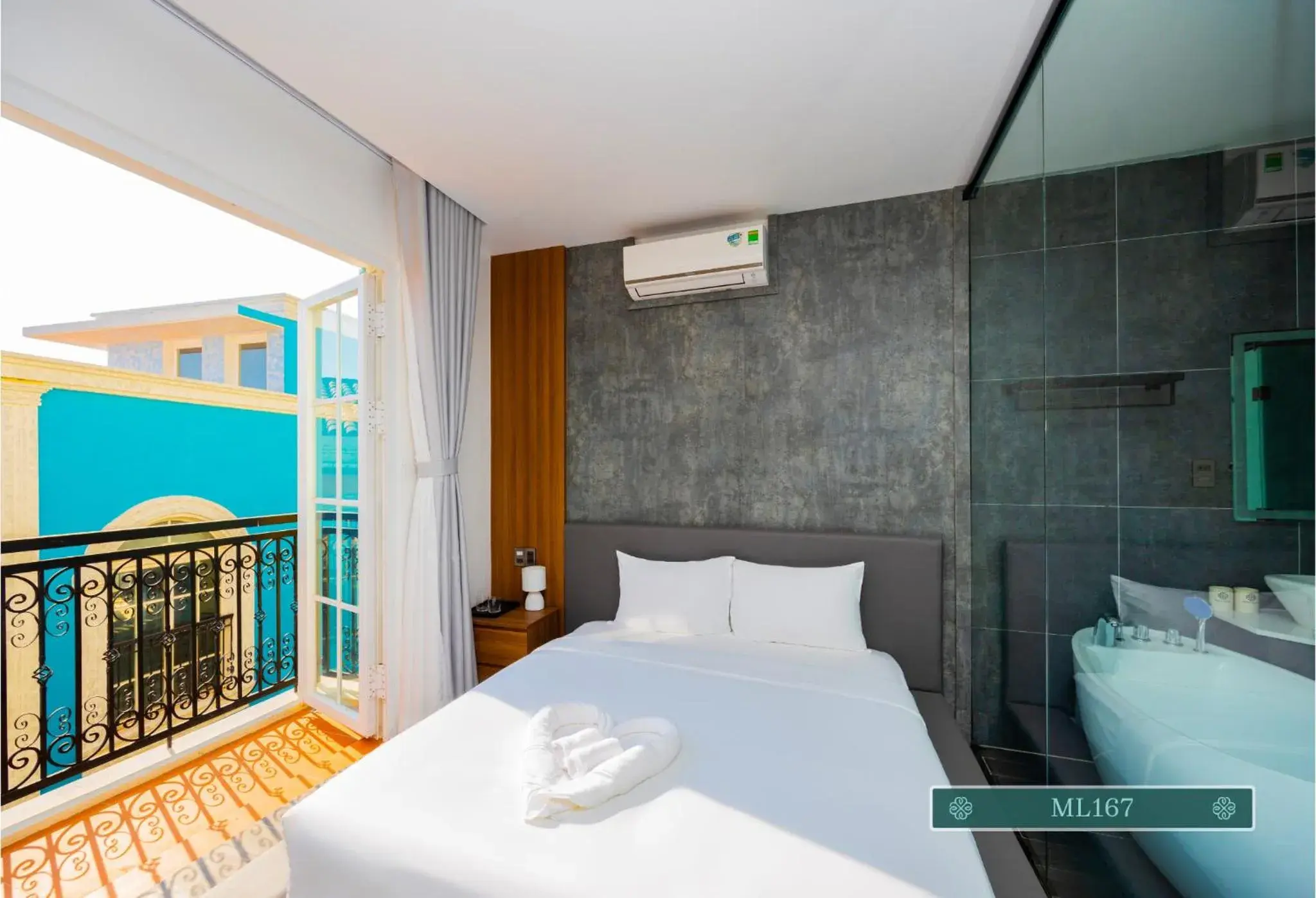 Deluxe Double Room with Balcony in Merci Hotels - Sunset Town Phu Quoc Deluxe Double Room with Balcony in Merci Hotels - Sunset Town Phu Quoc