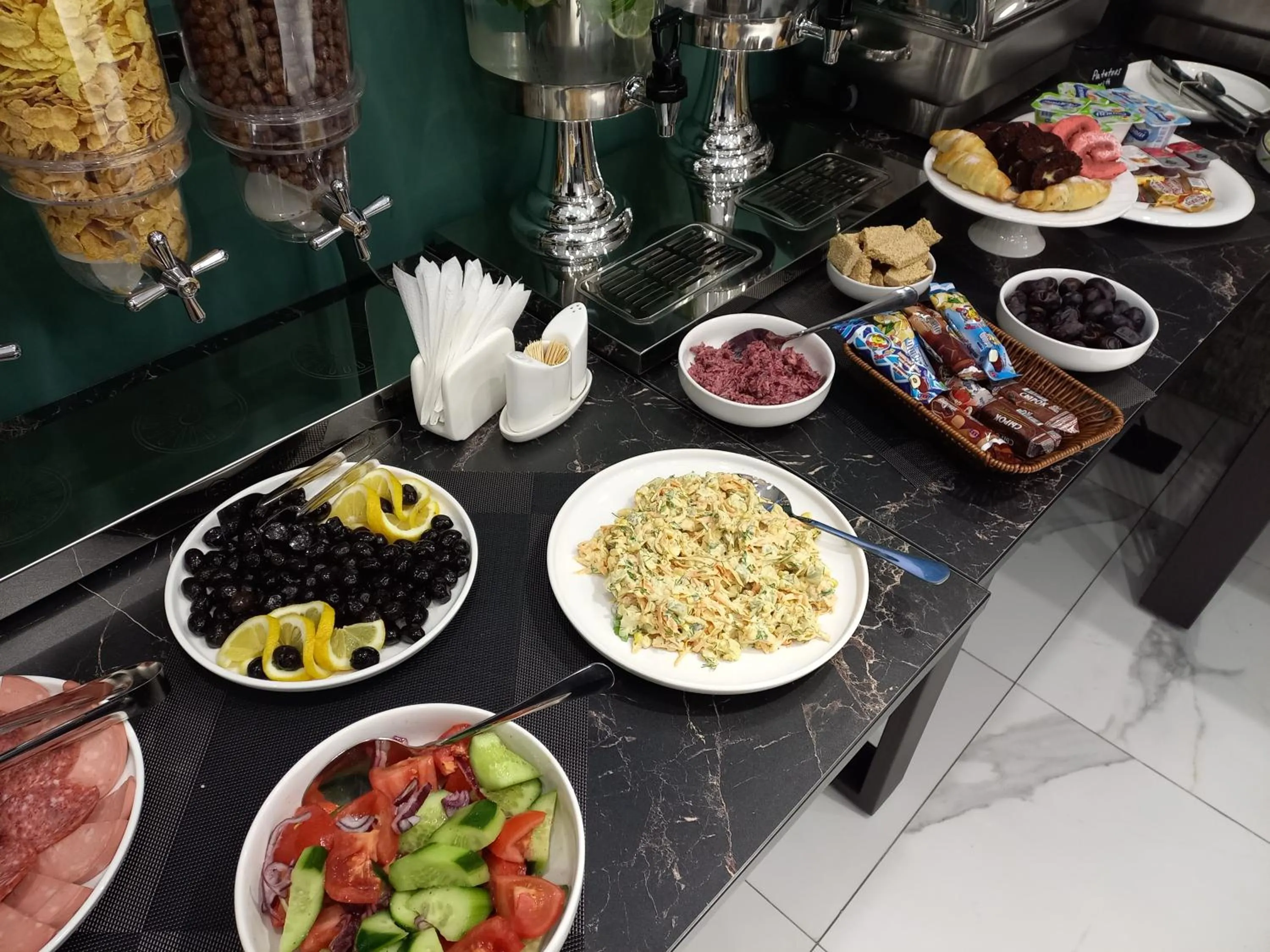 Food and drinks in Avenue 23 Boutique Hotel