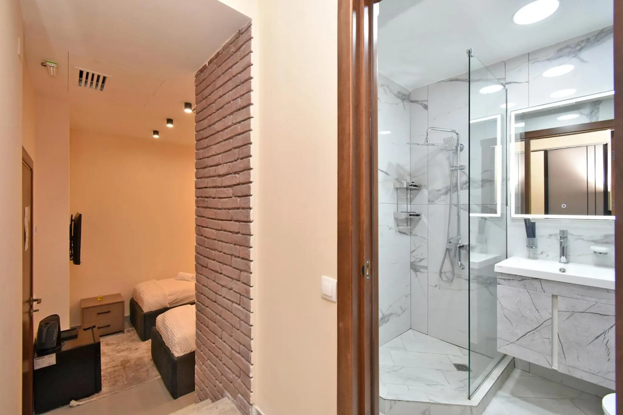 Shower in Avenue 23 Boutique Hotel