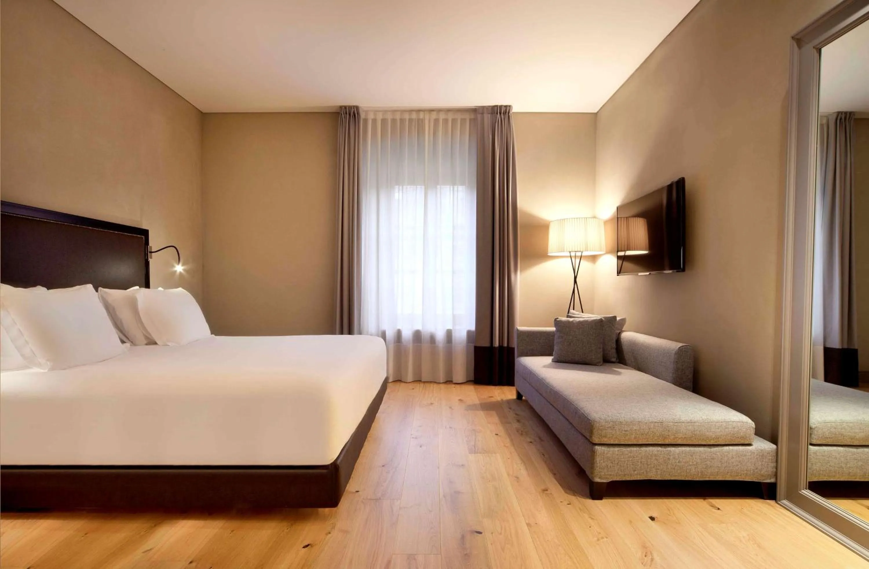 Photo of the whole room, Bed in NH Collection Torino Piazza Carlina