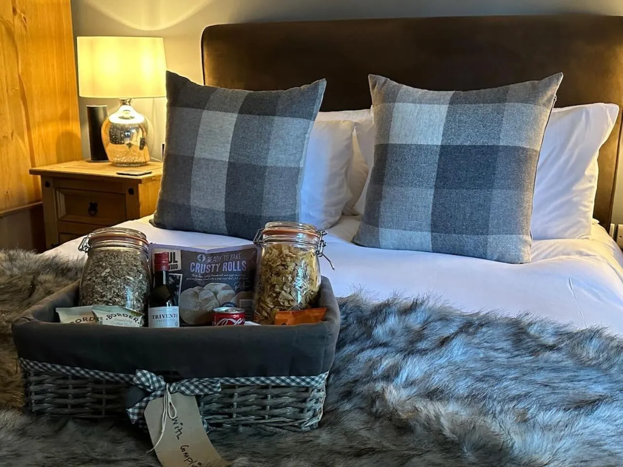 Bedroom, Bed in Stonehenge Cottages